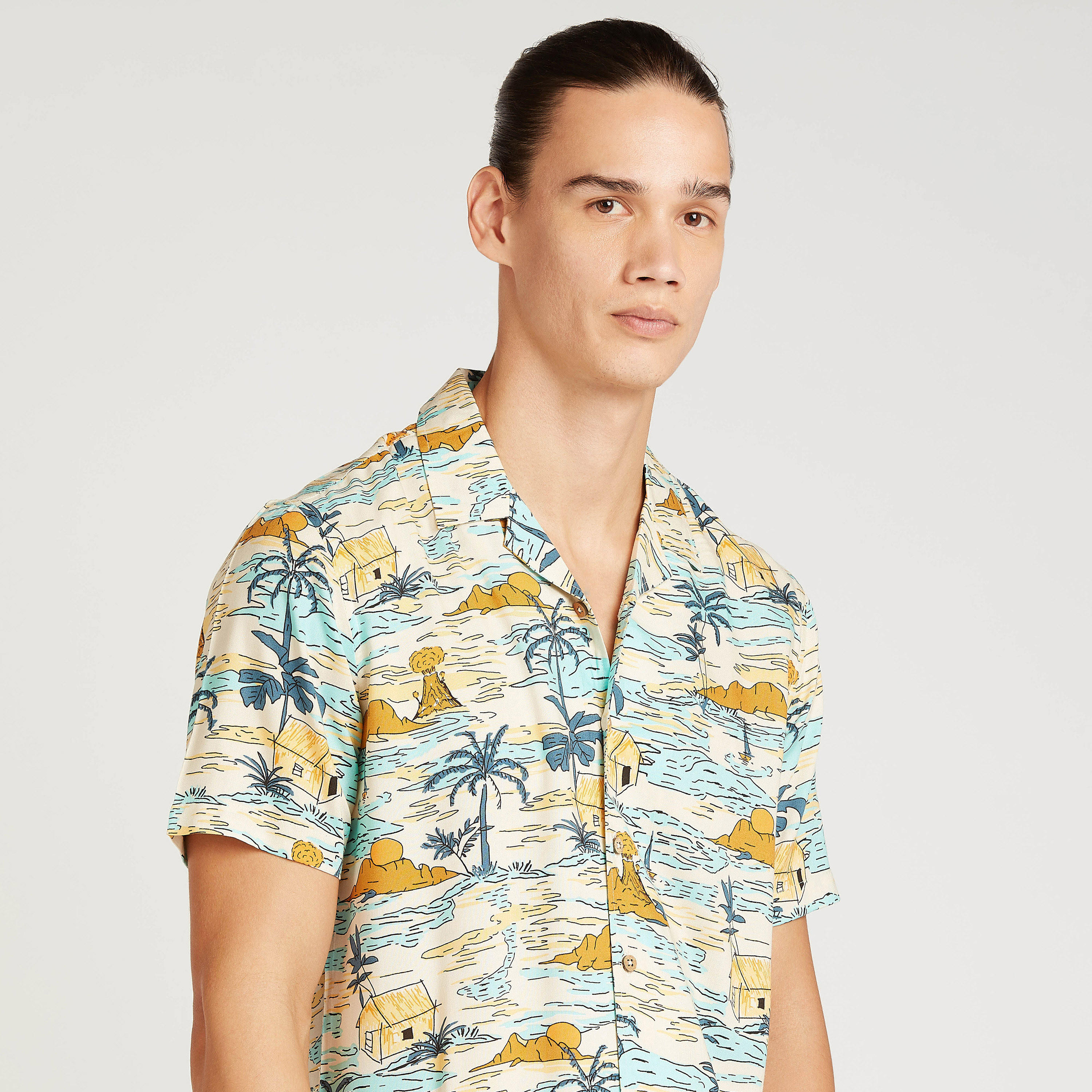 قميص بياقة عاديّة وأكمام قصيرة وطبعات-men-clothing-shirts-image-2