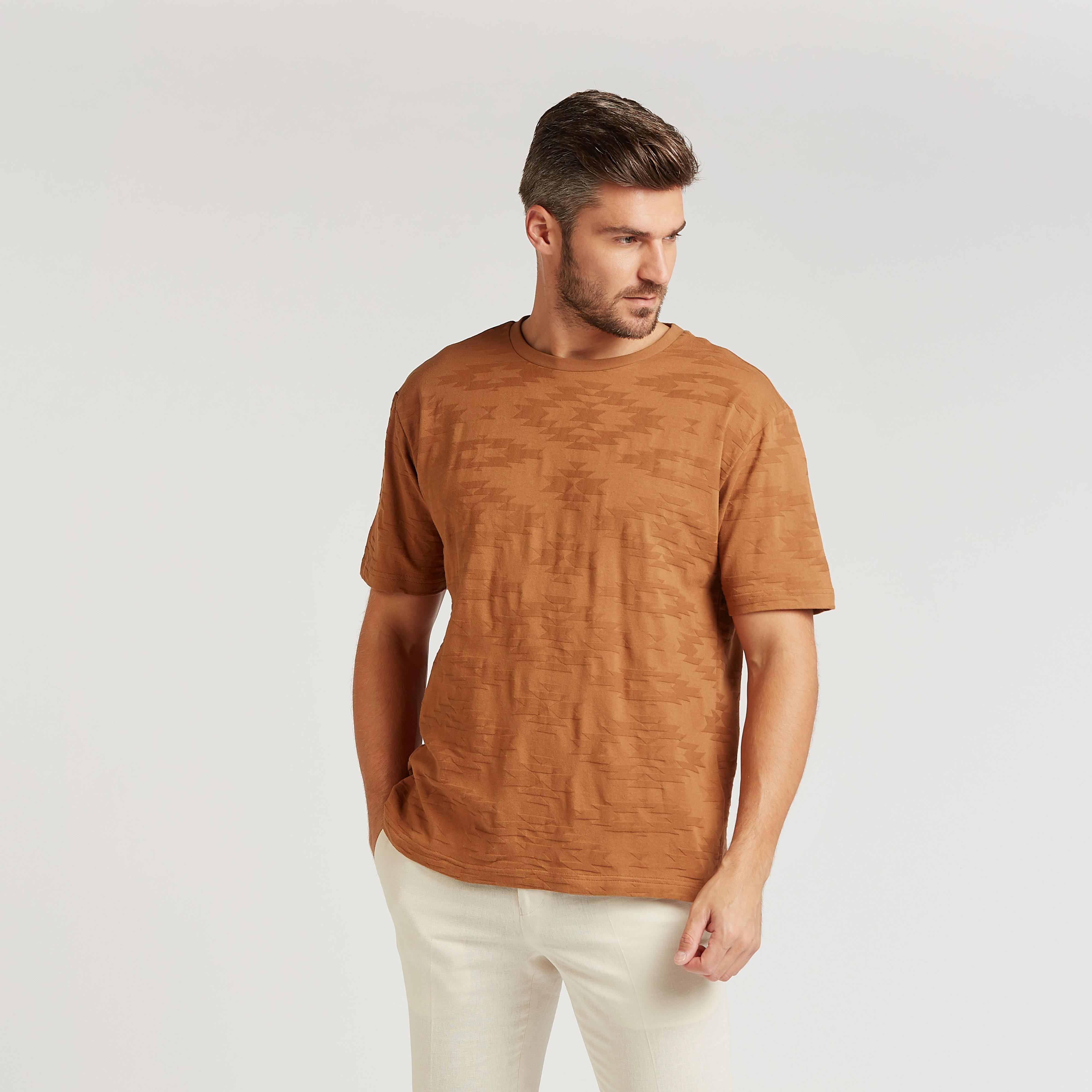 تيشيرت بقصة سليم بياقة ضيّقة وأكمام قصيرة وطبعات-men-clothing-tshirtsandpolos-tshirts-image-1