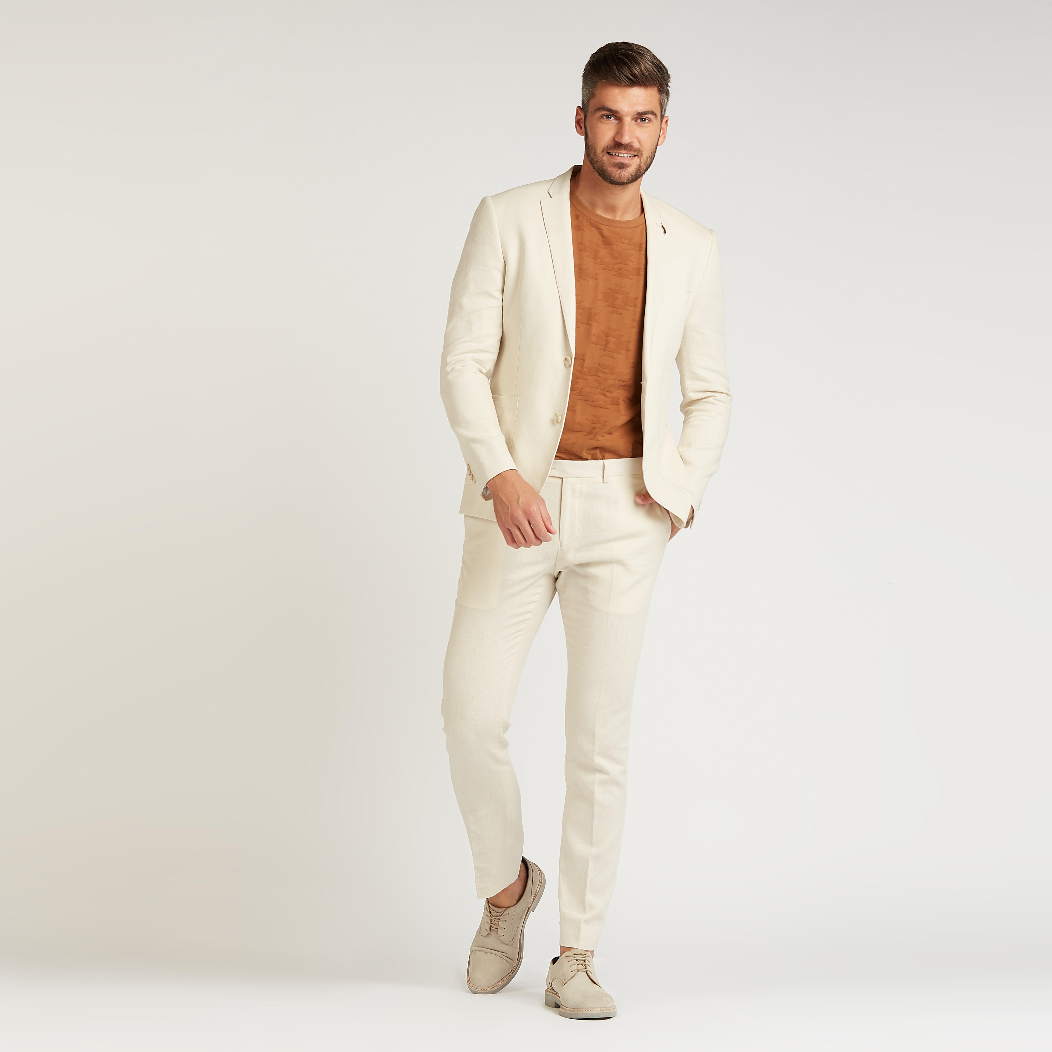 تيشيرت بقصة سليم بياقة ضيّقة وأكمام قصيرة وطبعات-men-clothing-tshirtsandpolos-tshirts-image-2