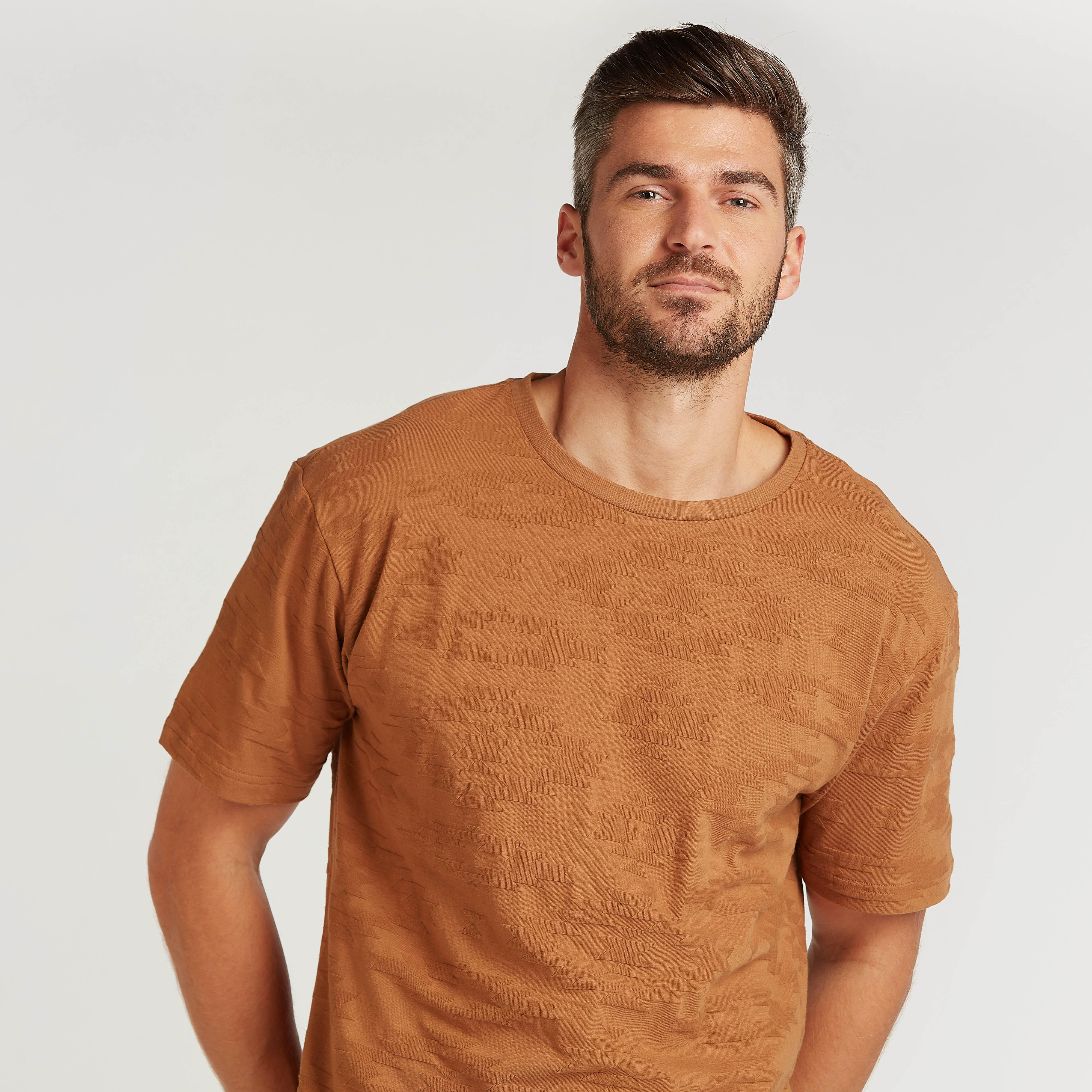تيشيرت بقصة سليم بياقة ضيّقة وأكمام قصيرة وطبعات-men-clothing-tshirtsandpolos-tshirts-image-3