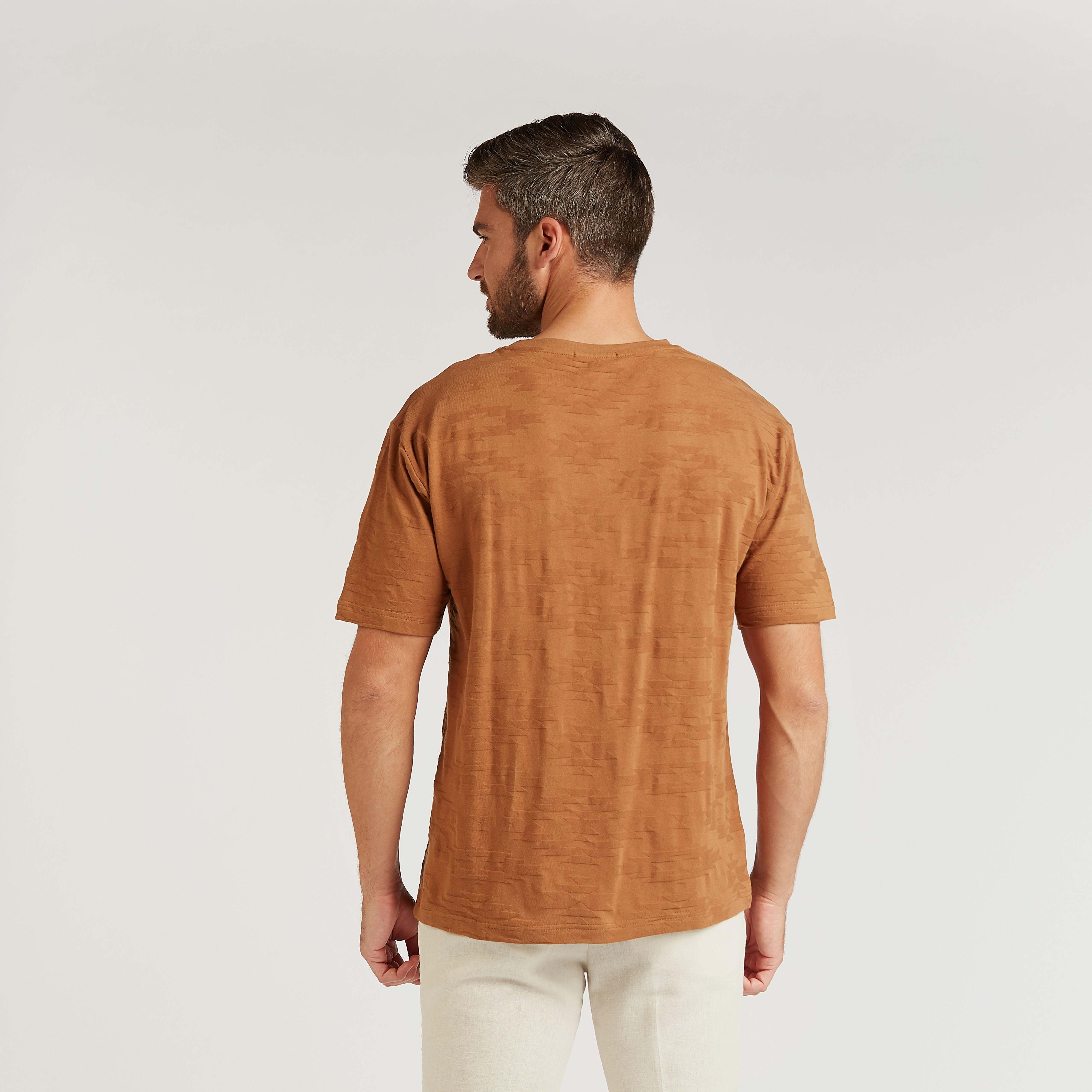 تيشيرت بقصة سليم بياقة ضيّقة وأكمام قصيرة وطبعات-men-clothing-tshirtsandpolos-tshirts-image-4