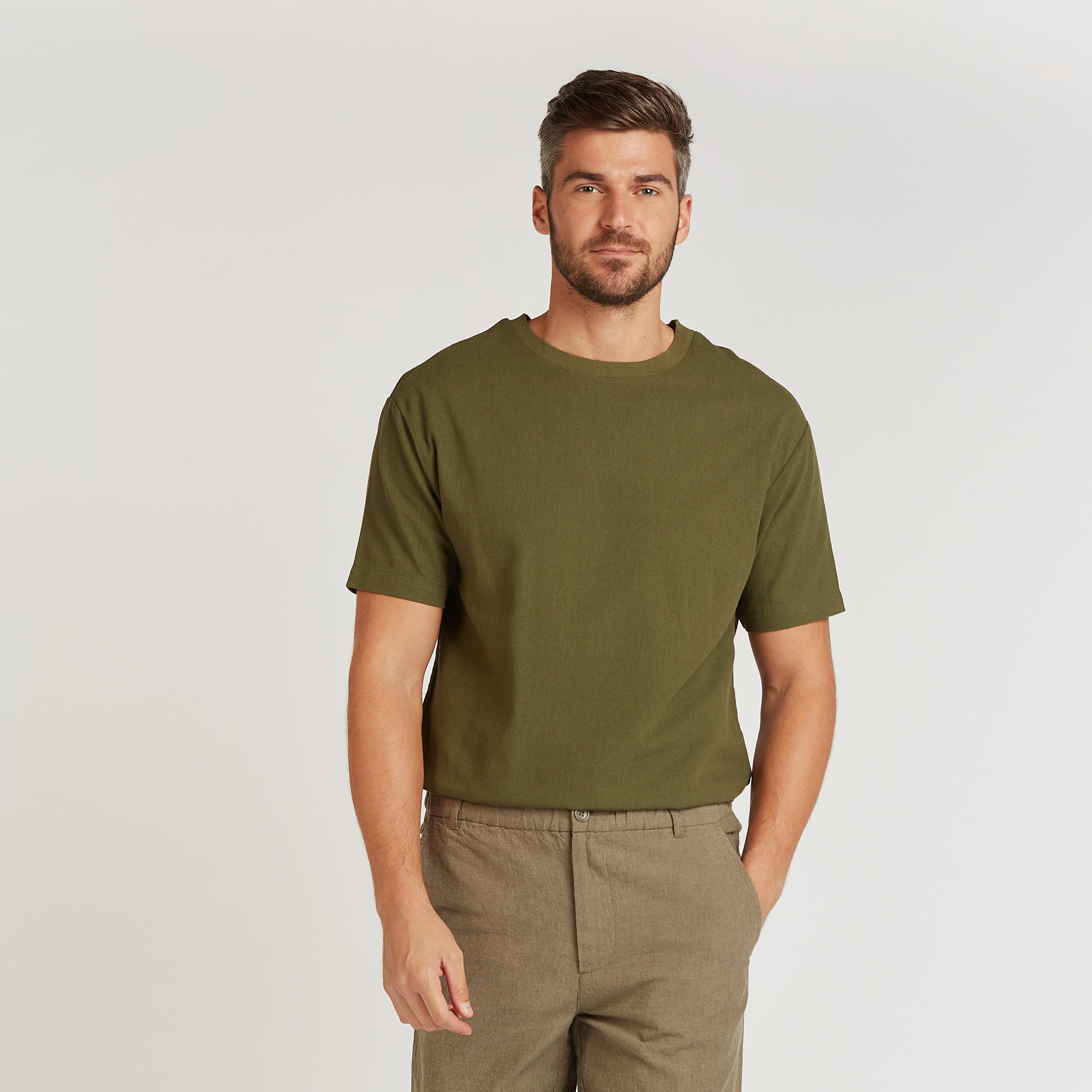 تيشيرت كتّان سليم فيت بارز الملمس بياقة ضيّقة وأكمام قصيرة-men-clothing-tshirtsandpolos-tshirts-image-1