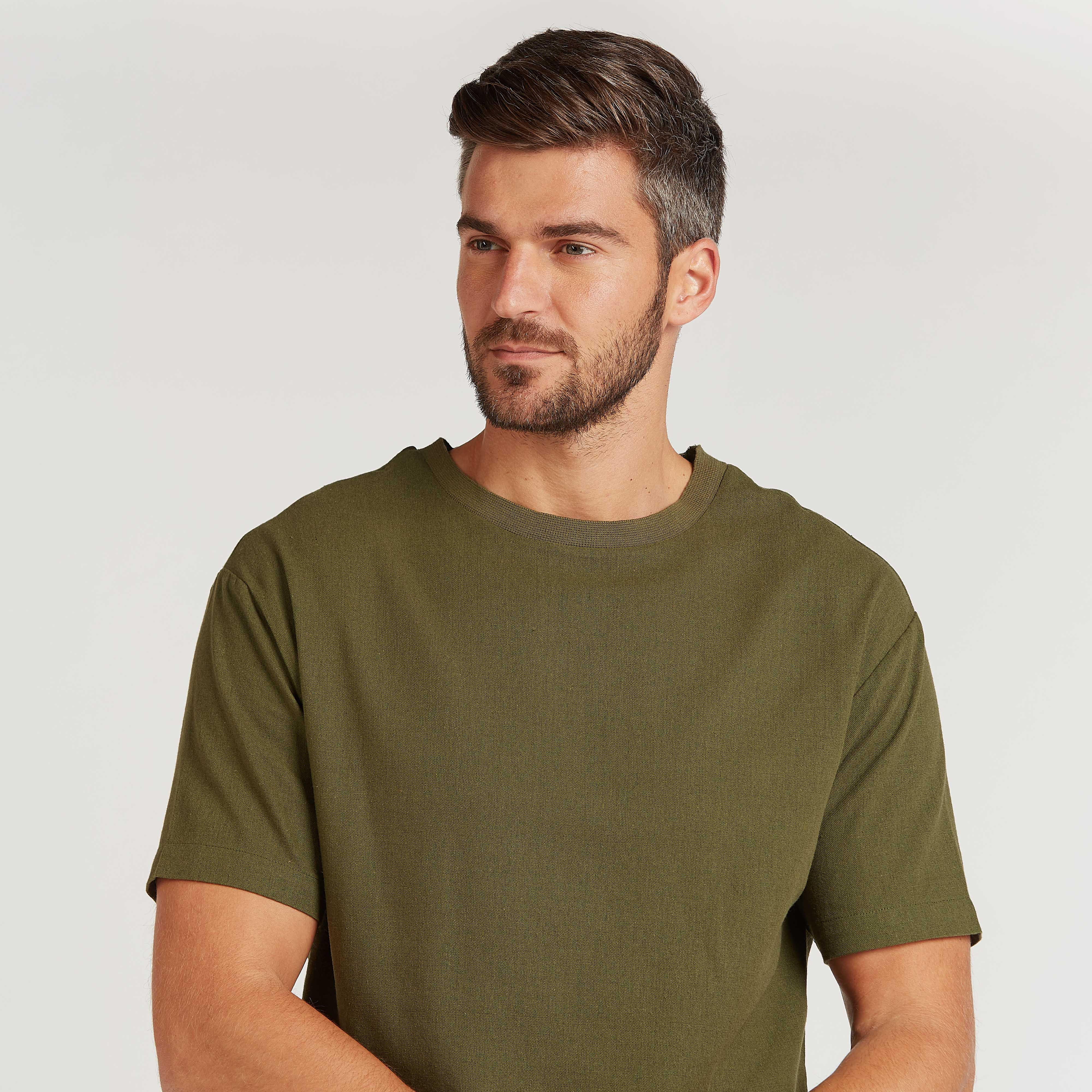 تيشيرت كتّان سليم فيت بارز الملمس بياقة ضيّقة وأكمام قصيرة-men-clothing-tshirtsandpolos-tshirts-image-3
