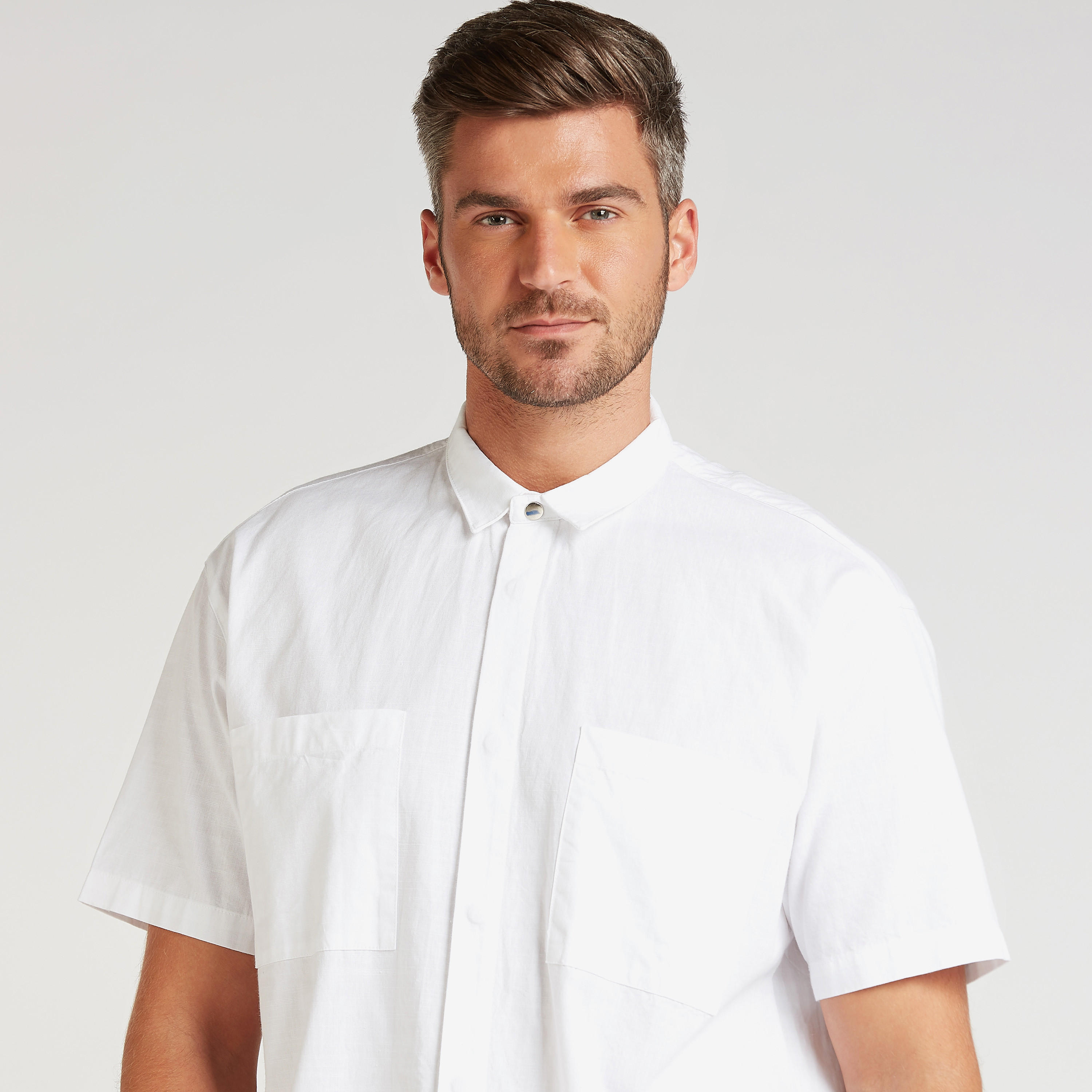 قميص كتّان سادة بياقة عاديّة وأكمام قصيرة-men-clothing-shirts-image-3