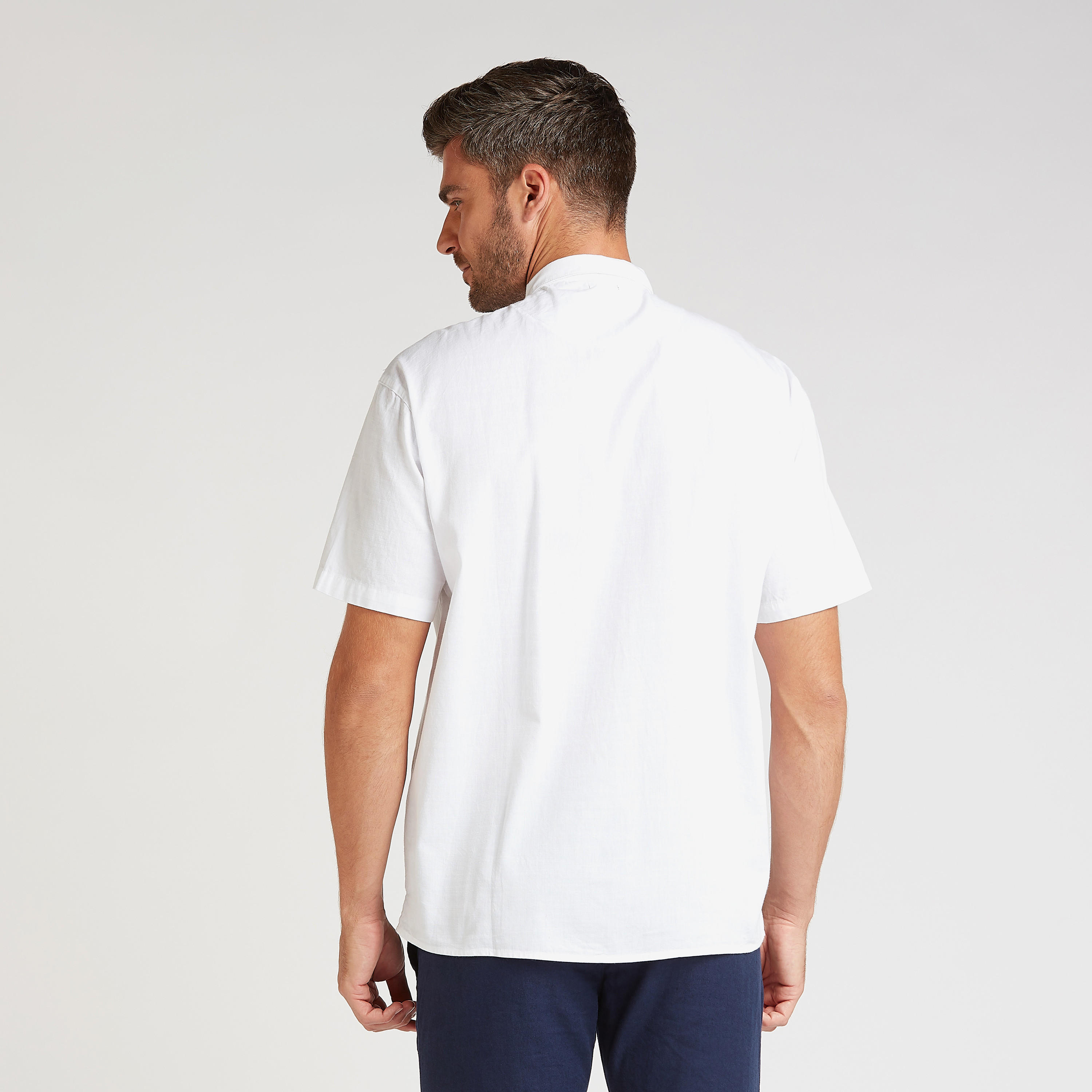 قميص كتّان سادة بياقة عاديّة وأكمام قصيرة-men-clothing-shirts-image-2