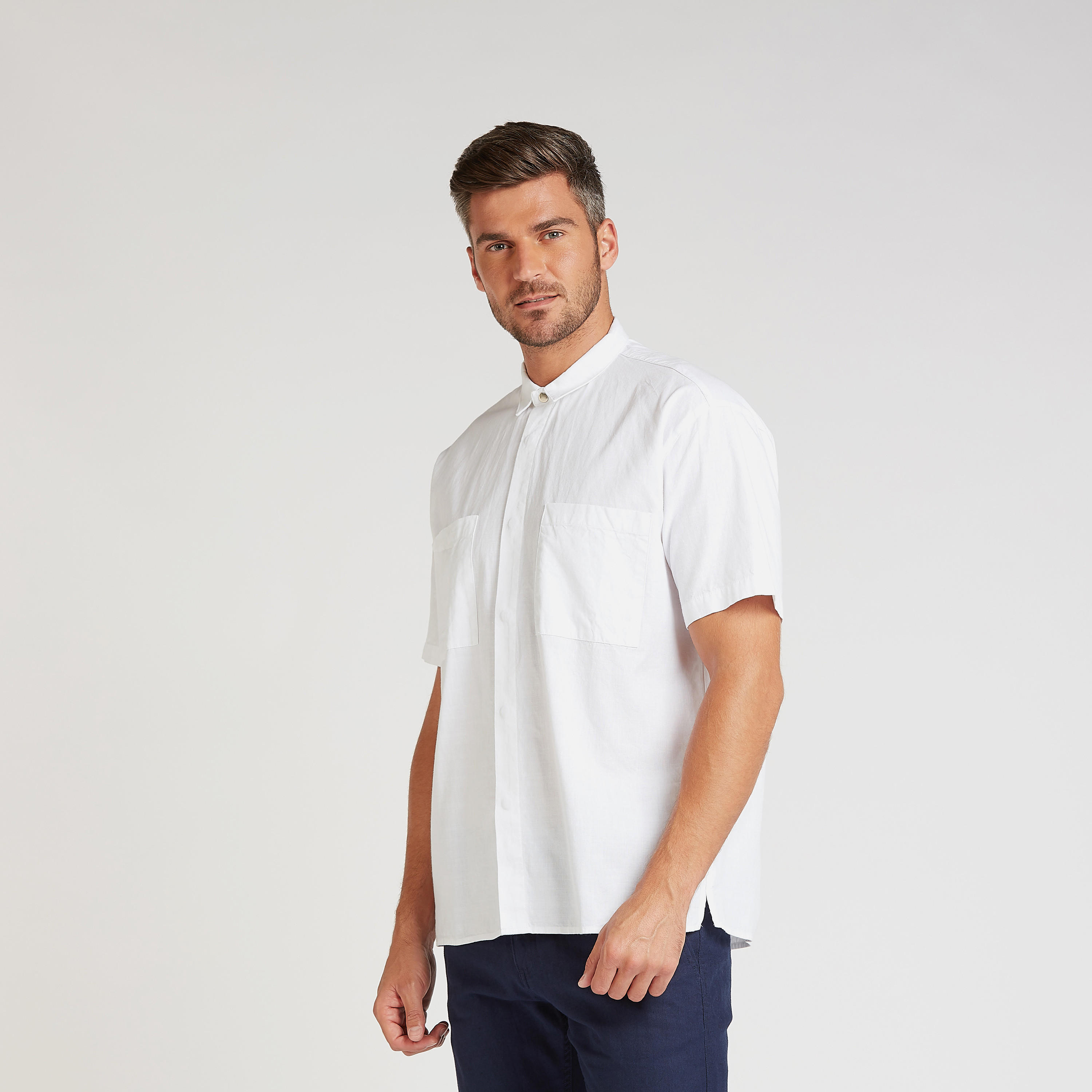 قميص كتّان سادة بياقة عاديّة وأكمام قصيرة-men-clothing-shirts-image-1