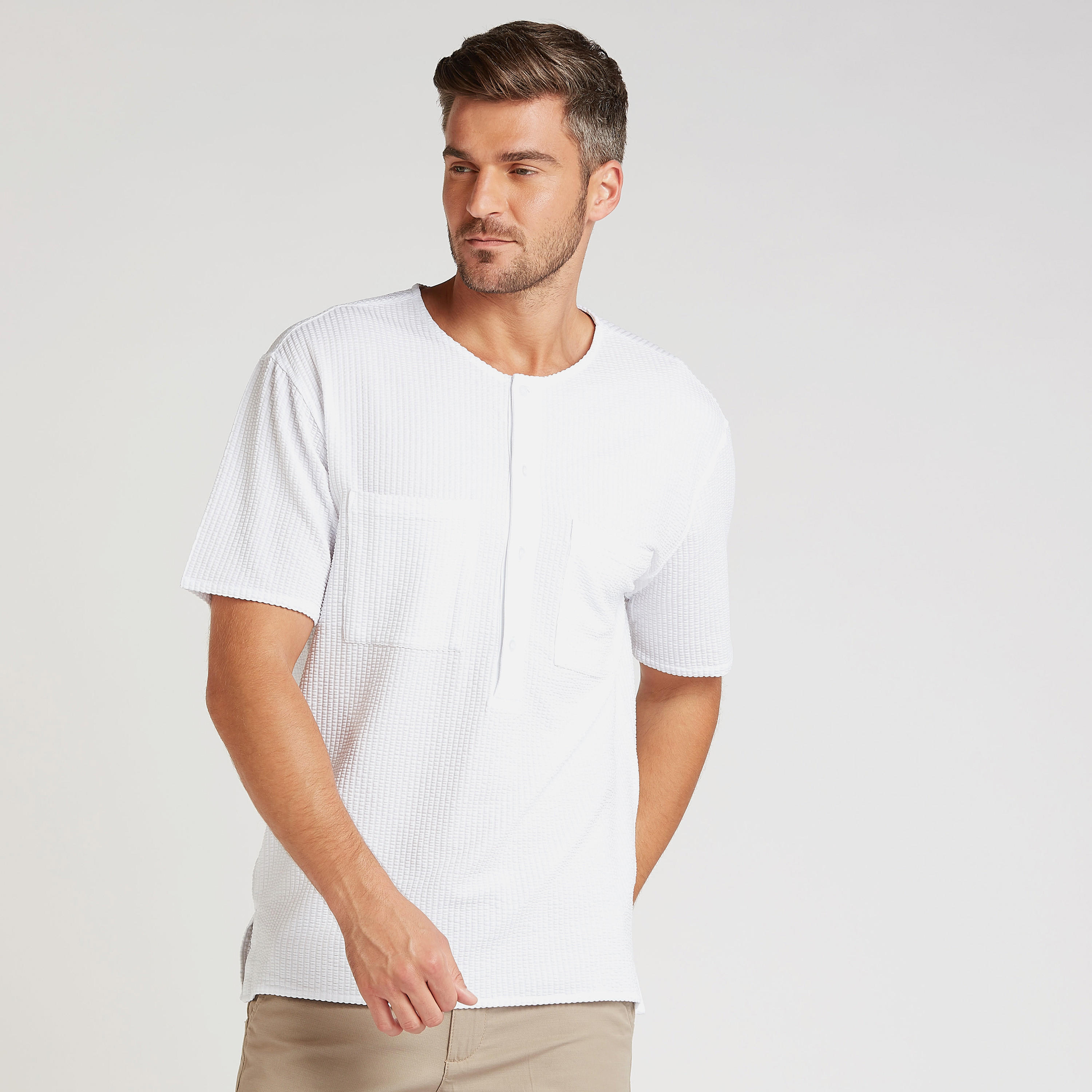 تيشيرت بارز الملمس بياقة هينلي وأكمام قصيرة-men-clothing-tshirtsandpolos-tshirts-image-1