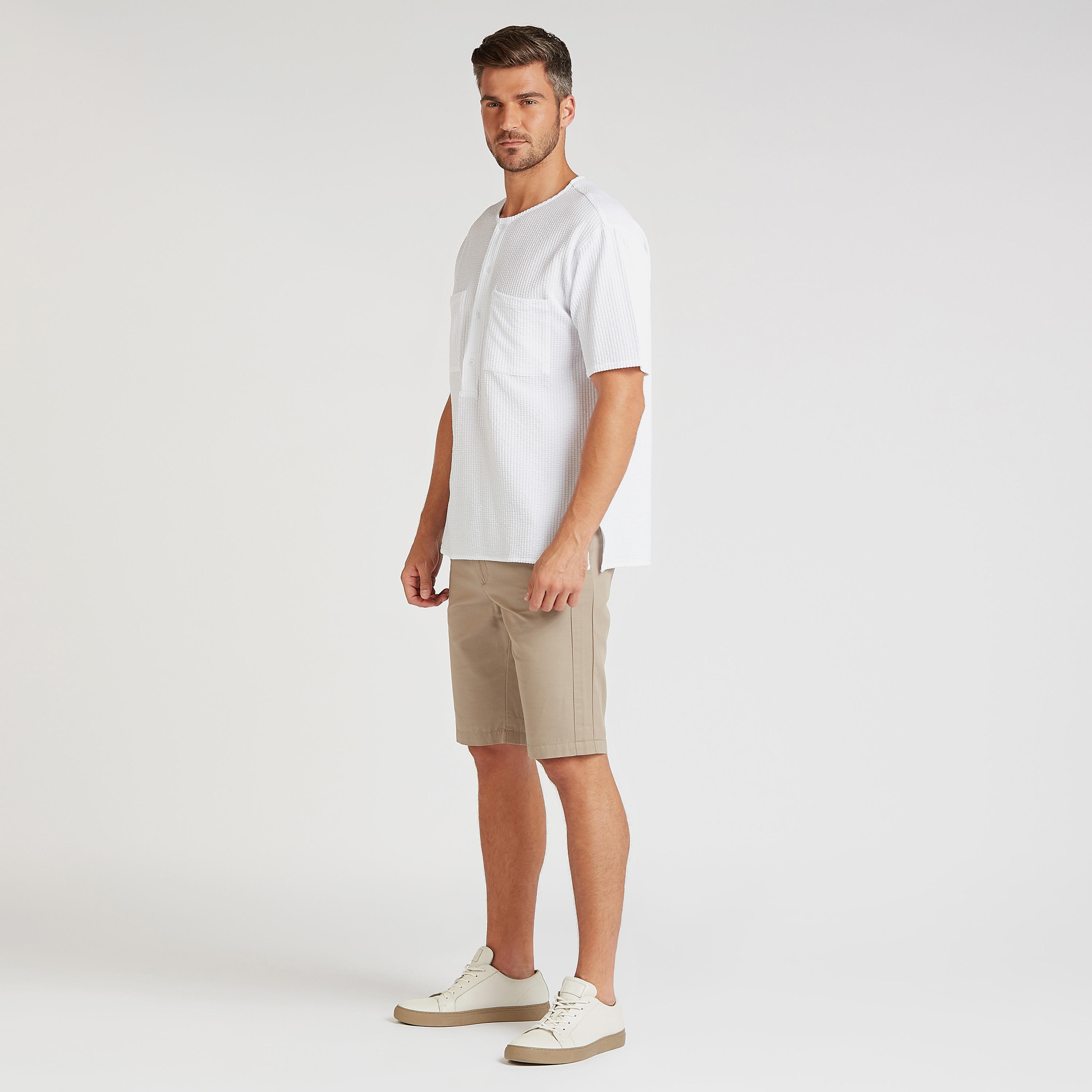 تيشيرت بارز الملمس بياقة هينلي وأكمام قصيرة-men-clothing-tshirtsandpolos-tshirts-image-2