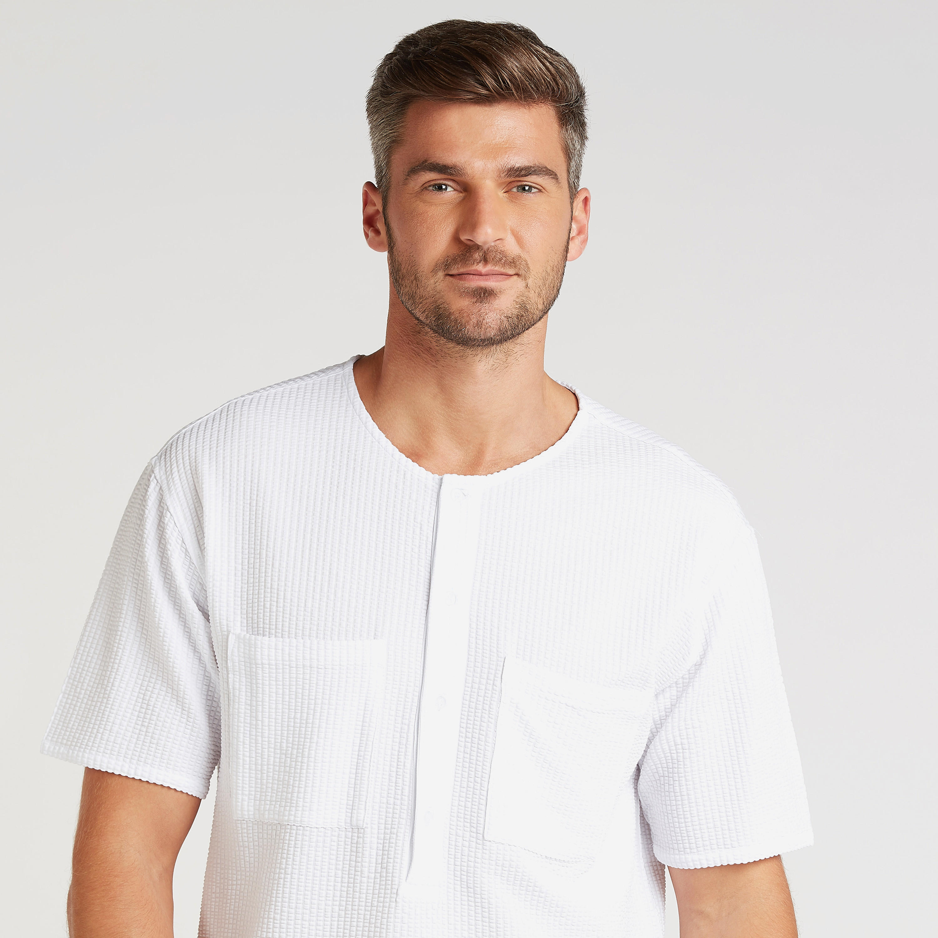 تيشيرت بارز الملمس بياقة هينلي وأكمام قصيرة-men-clothing-tshirtsandpolos-tshirts-image-3