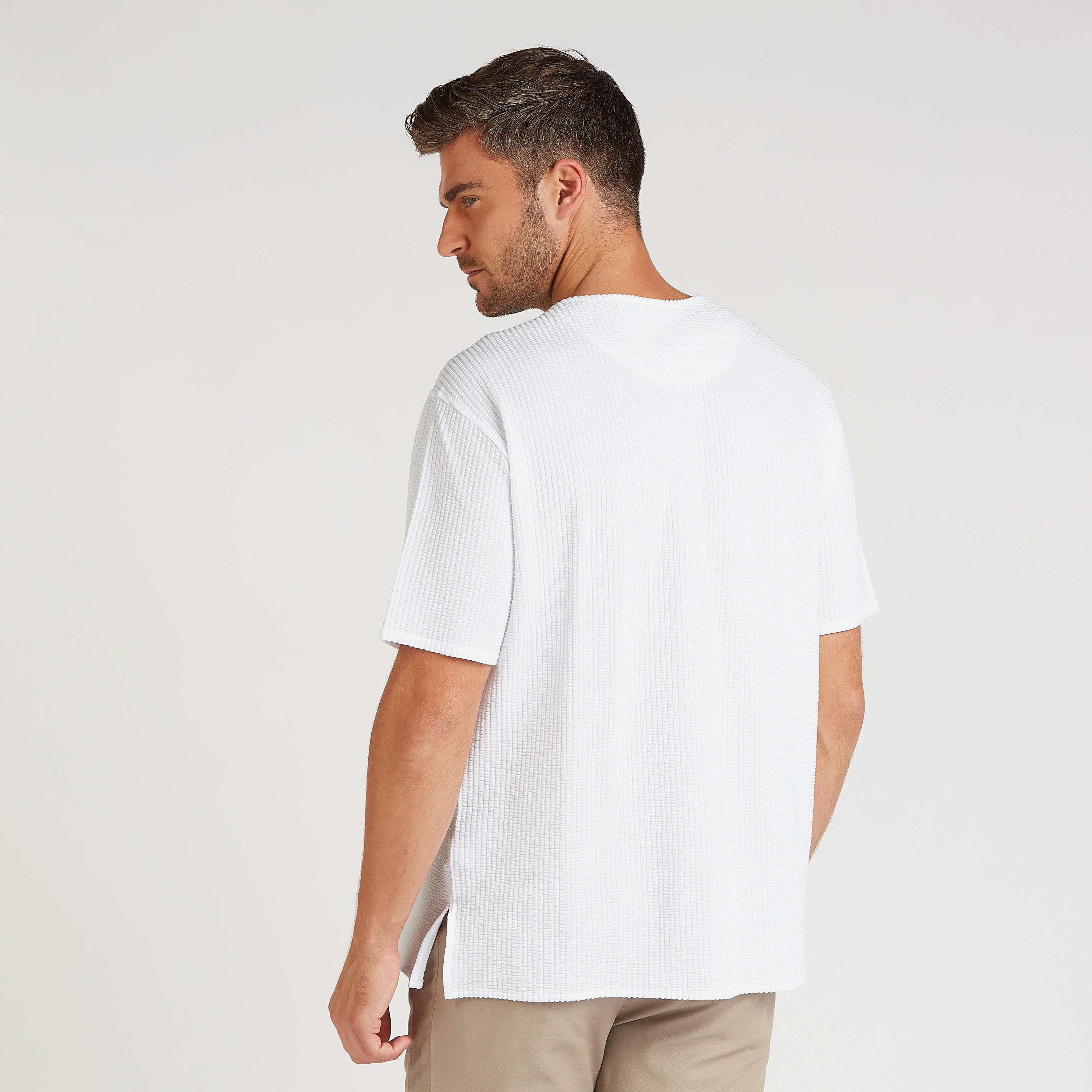 تيشيرت بارز الملمس بياقة هينلي وأكمام قصيرة-men-clothing-tshirtsandpolos-tshirts-image-4