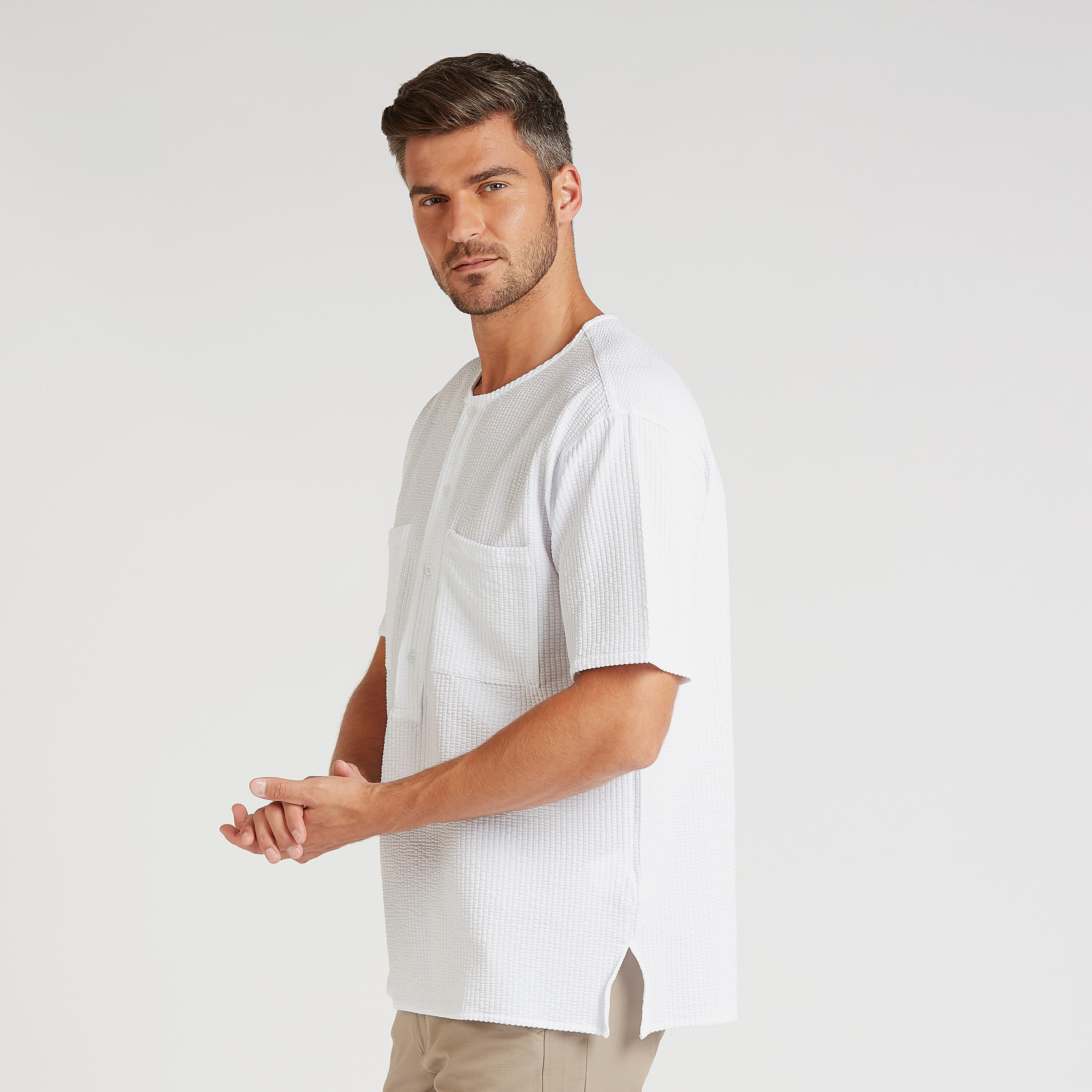 تيشيرت بارز الملمس بياقة هينلي وأكمام قصيرة-men-clothing-tshirtsandpolos-tshirts-image-5