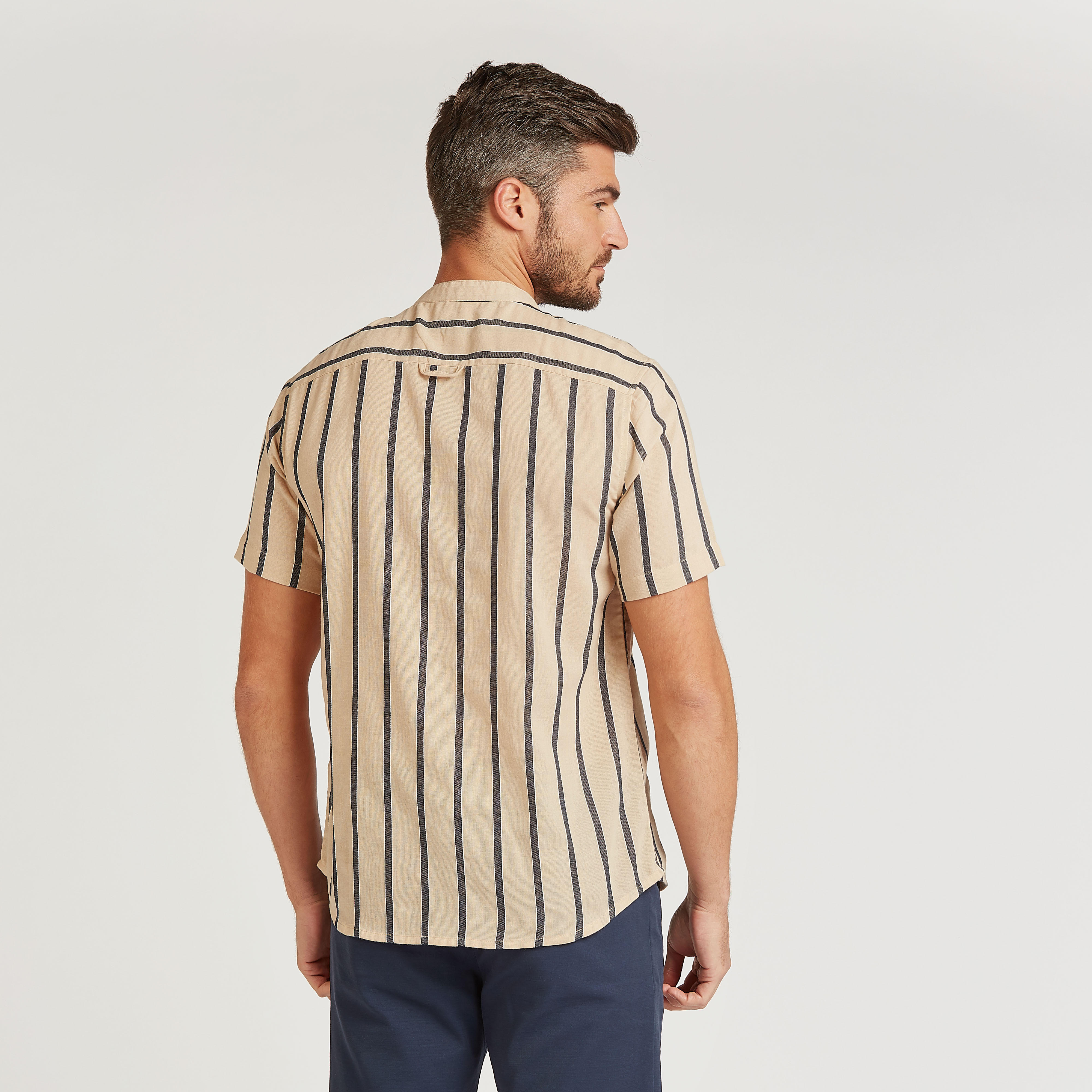 قميص كتّان مخطط بياقة ماندارين وأزرار-men-clothing-shirts-image-4