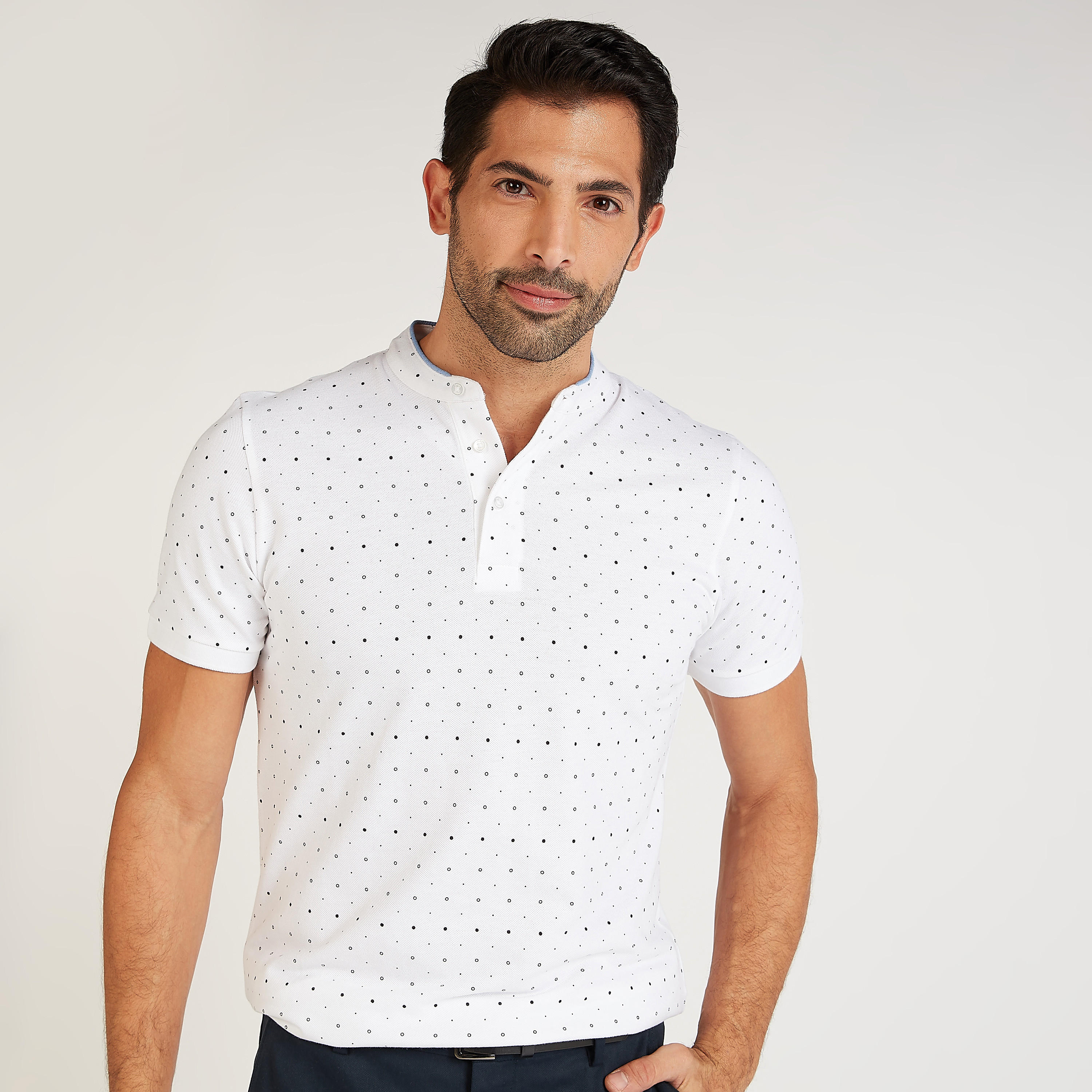 تيشيرت مستدام بأكمام قصيرة وياقة ماندارين وطبعات-men-clothing-tshirtsandpolos-polos-image-1