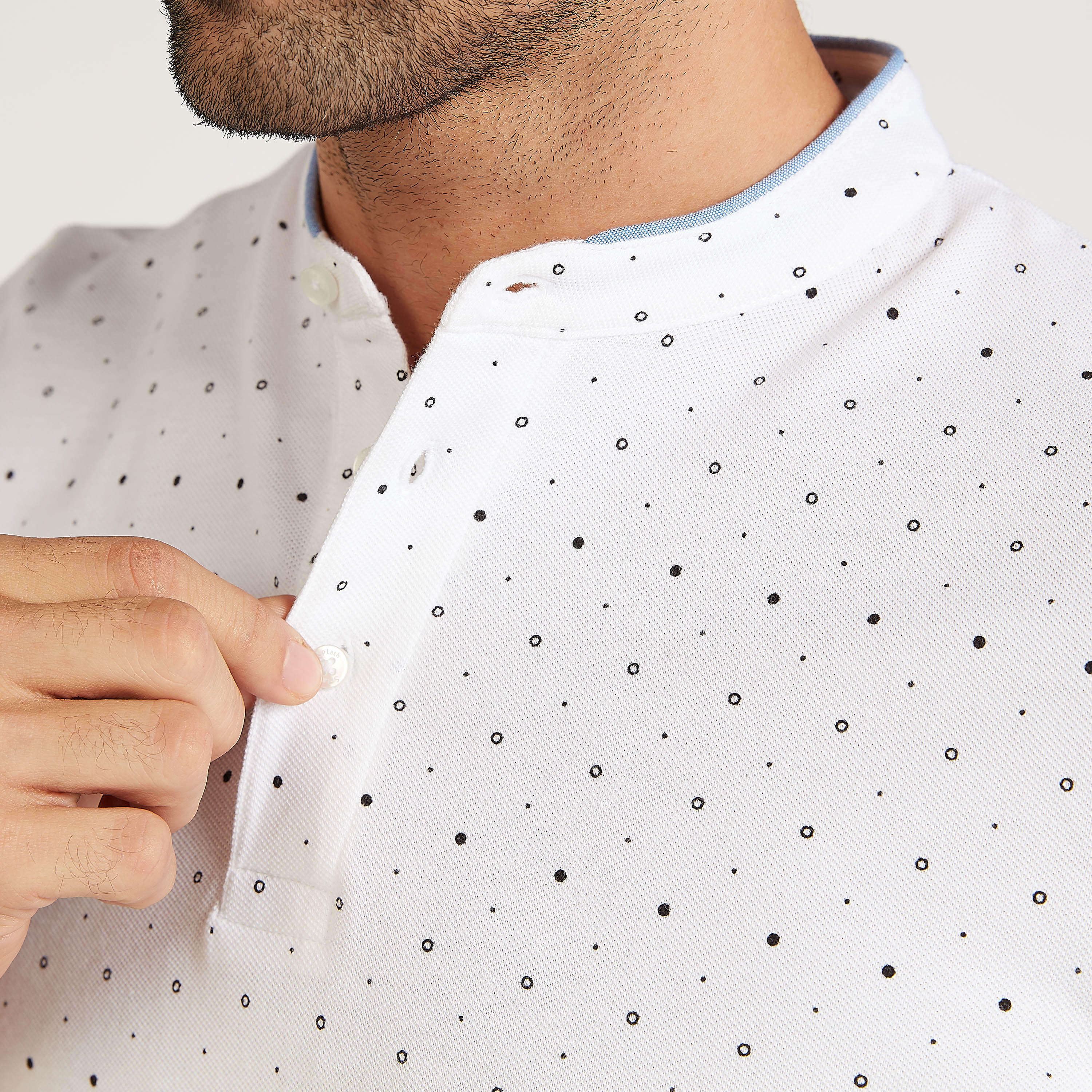 تيشيرت مستدام بأكمام قصيرة وياقة ماندارين وطبعات-men-clothing-tshirtsandpolos-polos-image-3