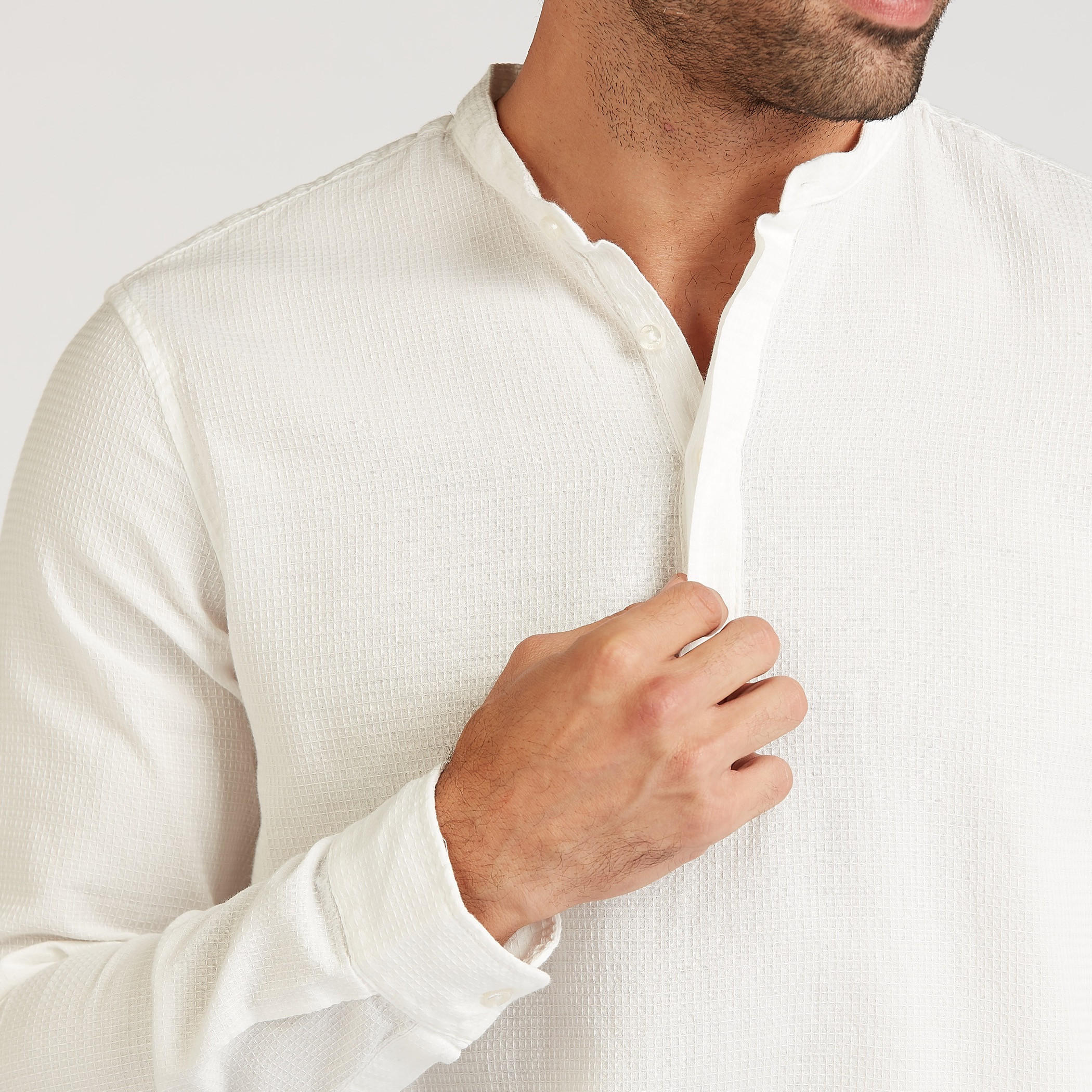 قميص مستدام بارز الملمس بياقة ماندارين وأكمام طويلة-men-clothing-shirts-image-3
