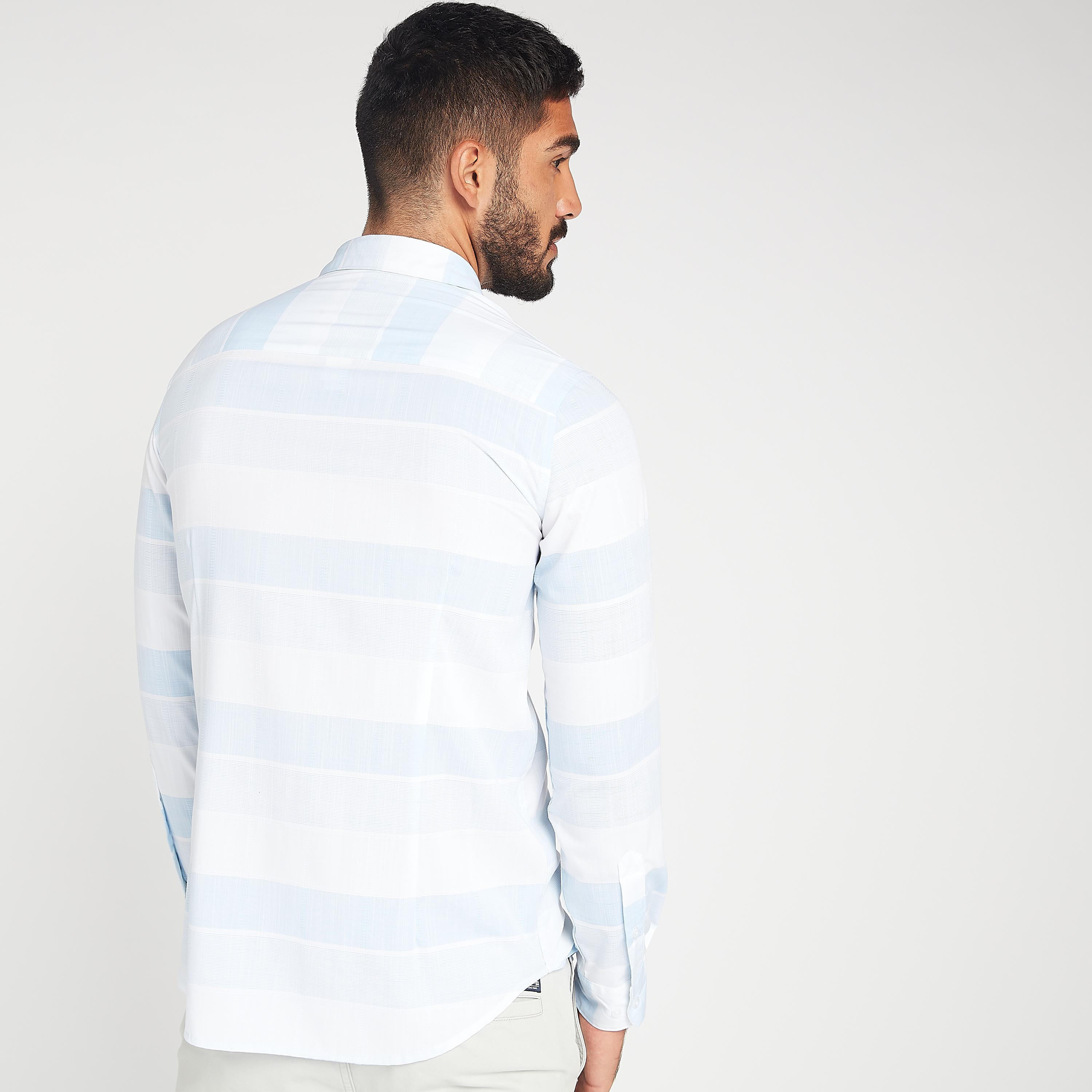 قميص مقلّم بياقة عادية وأكمام طويلة-men-clothing-shirts-image-4