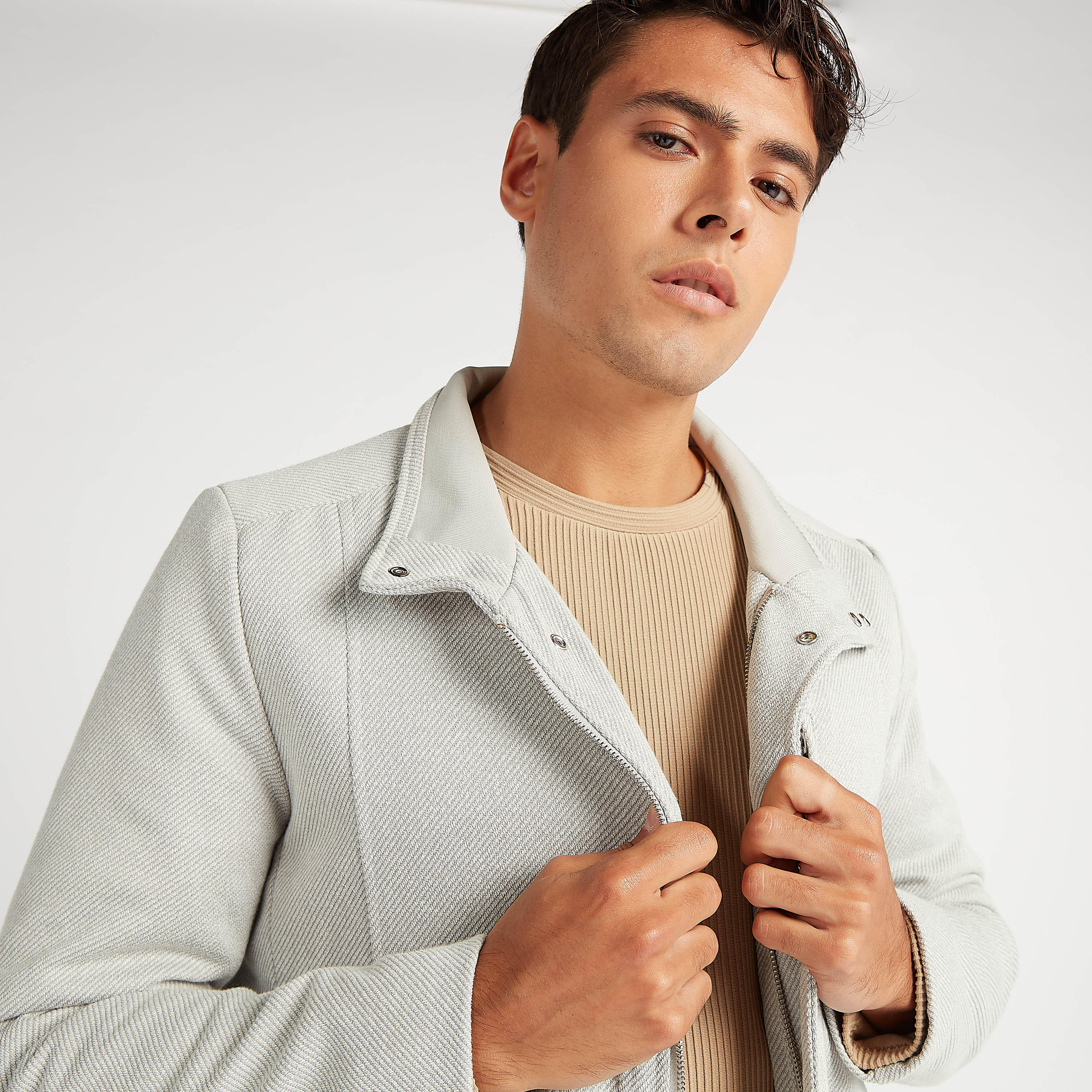 جاكيت طويل سادة بسحّاب وجيوب-men-clothing-jacketsandblazers-jackets-image-3