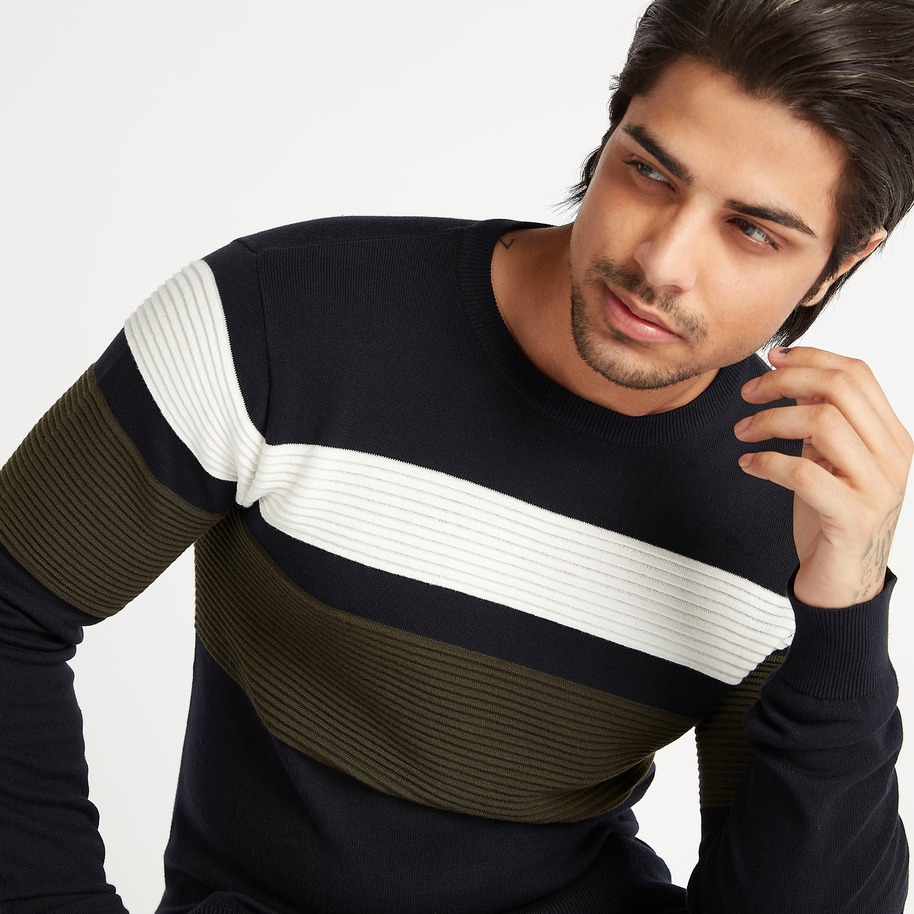 كنزة مستدامة مخطّطة بياقة ضيّقة وأكمام طويلة-men-clothing-sweatersandpullovers-image-1