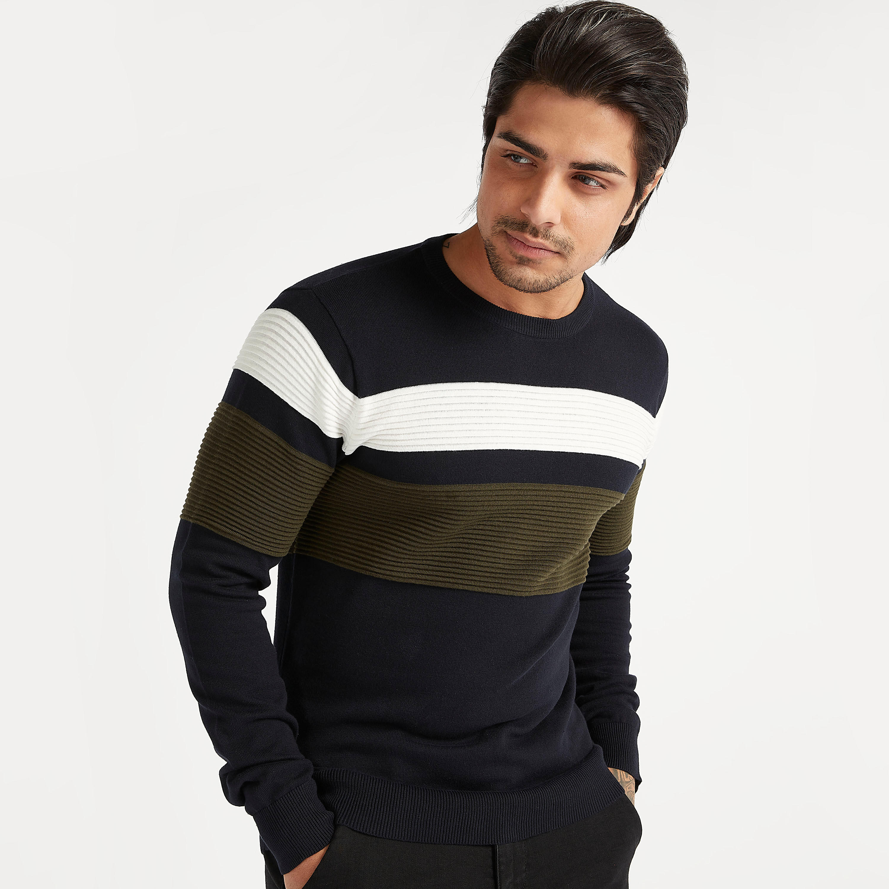 كنزة مستدامة مخطّطة بياقة ضيّقة وأكمام طويلة-men-clothing-sweatersandpullovers-image-3