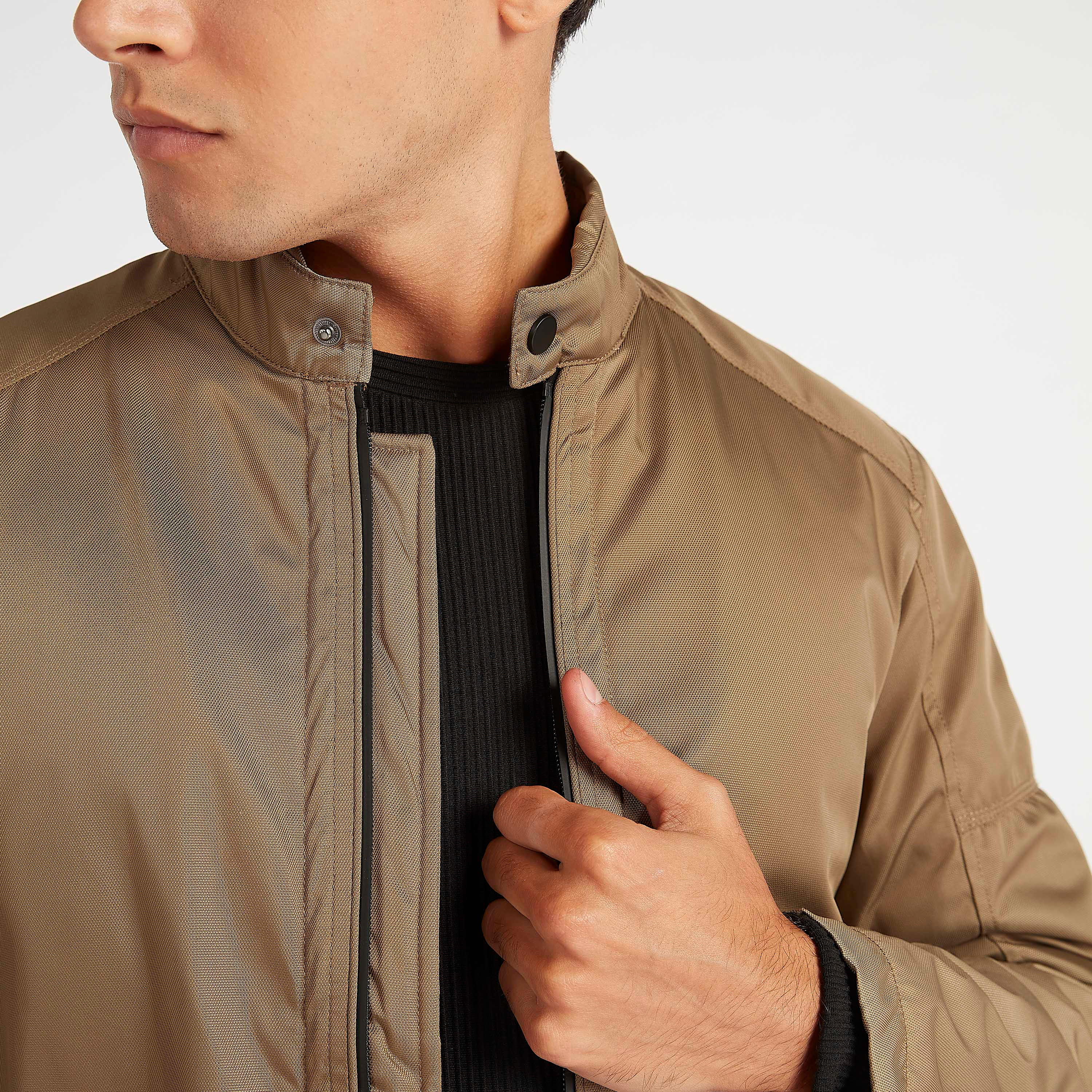 جاكيت بومبر طويل سادة بسحّاب وجيوب-men-clothing-jacketsandblazers-jackets-image-2