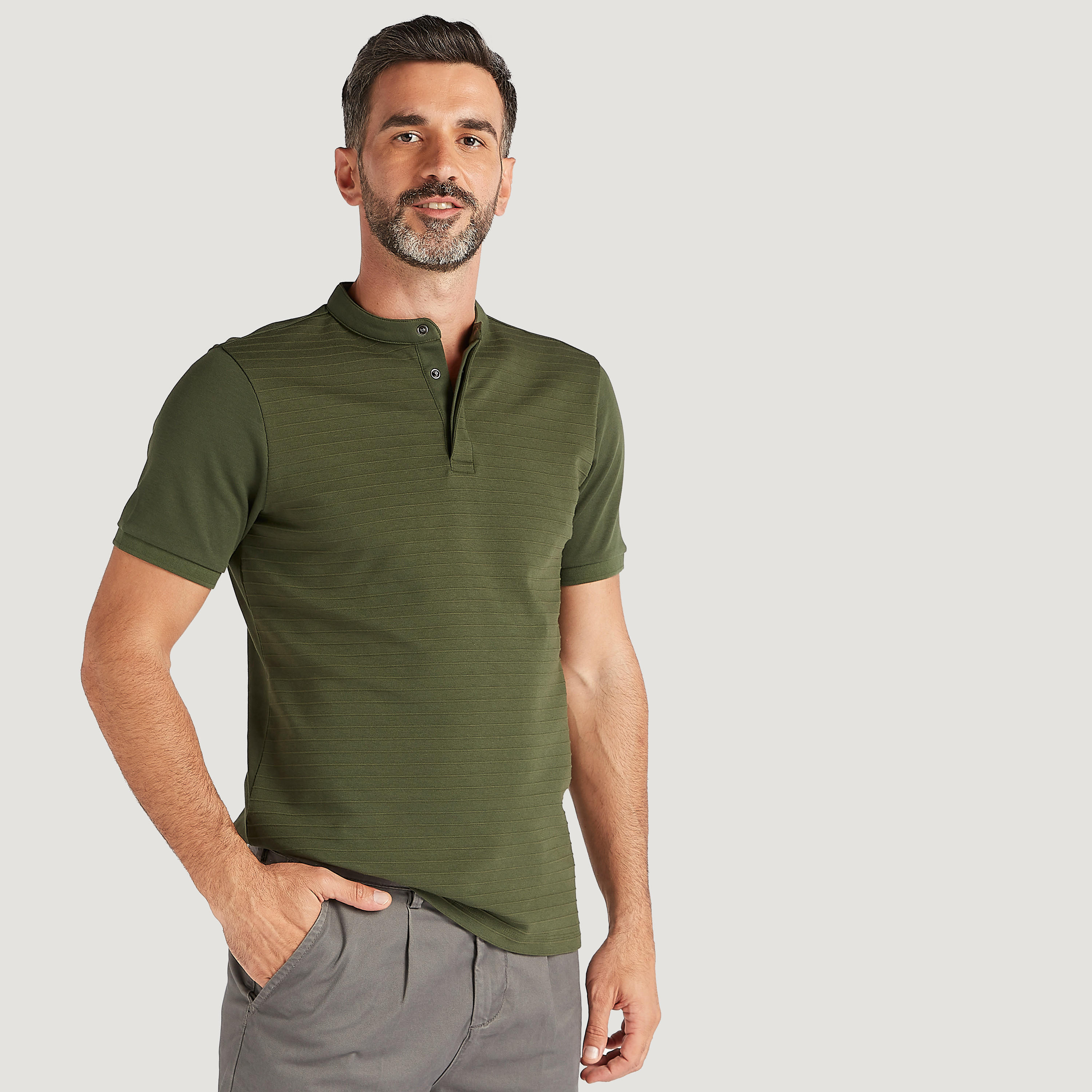 تيشيرت بارز الملمس بياقة هينلي وأكمام قصيرة-men-clothing-tshirtsandpolos-tshirts-image-1