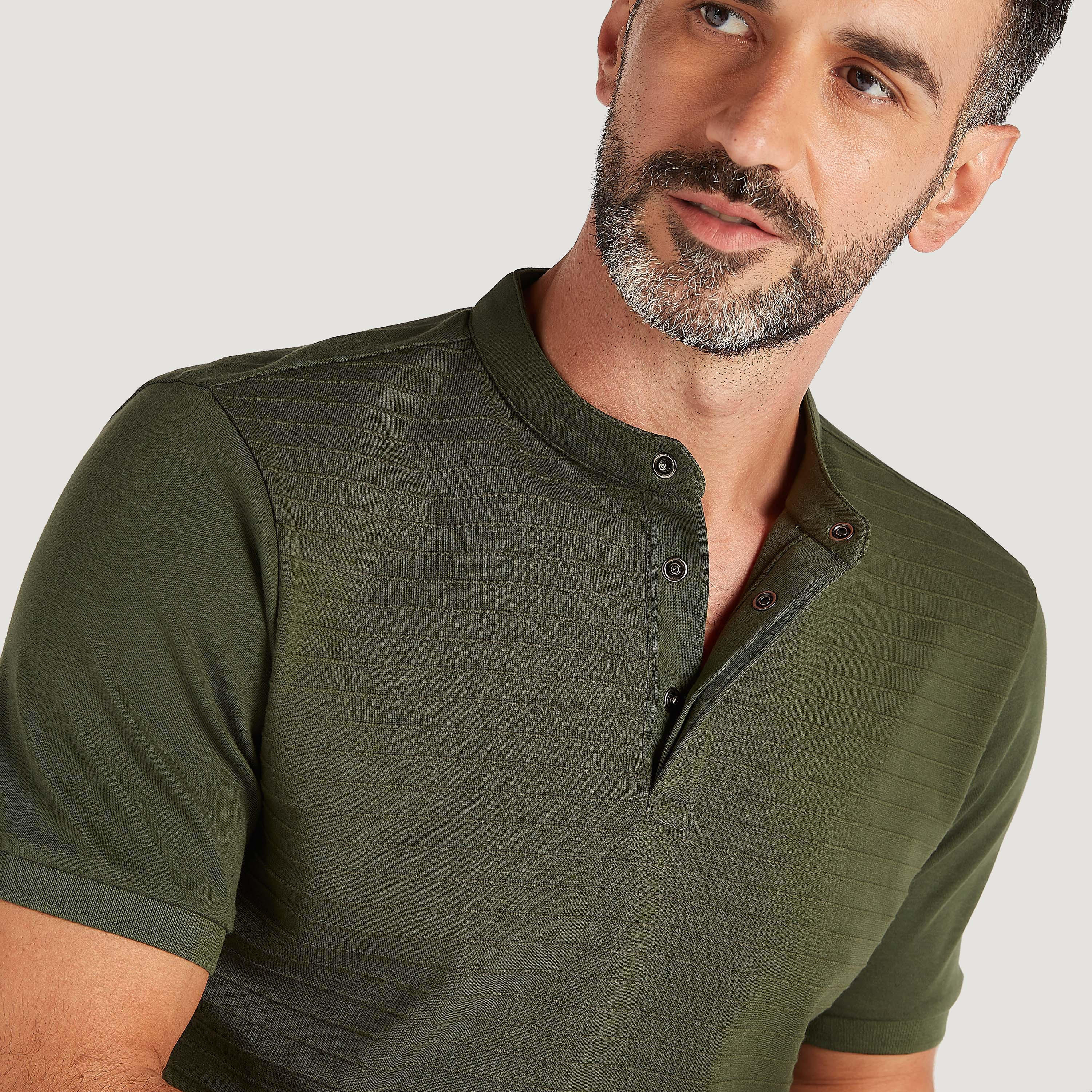 تيشيرت بارز الملمس بياقة هينلي وأكمام قصيرة-men-clothing-tshirtsandpolos-tshirts-image-3