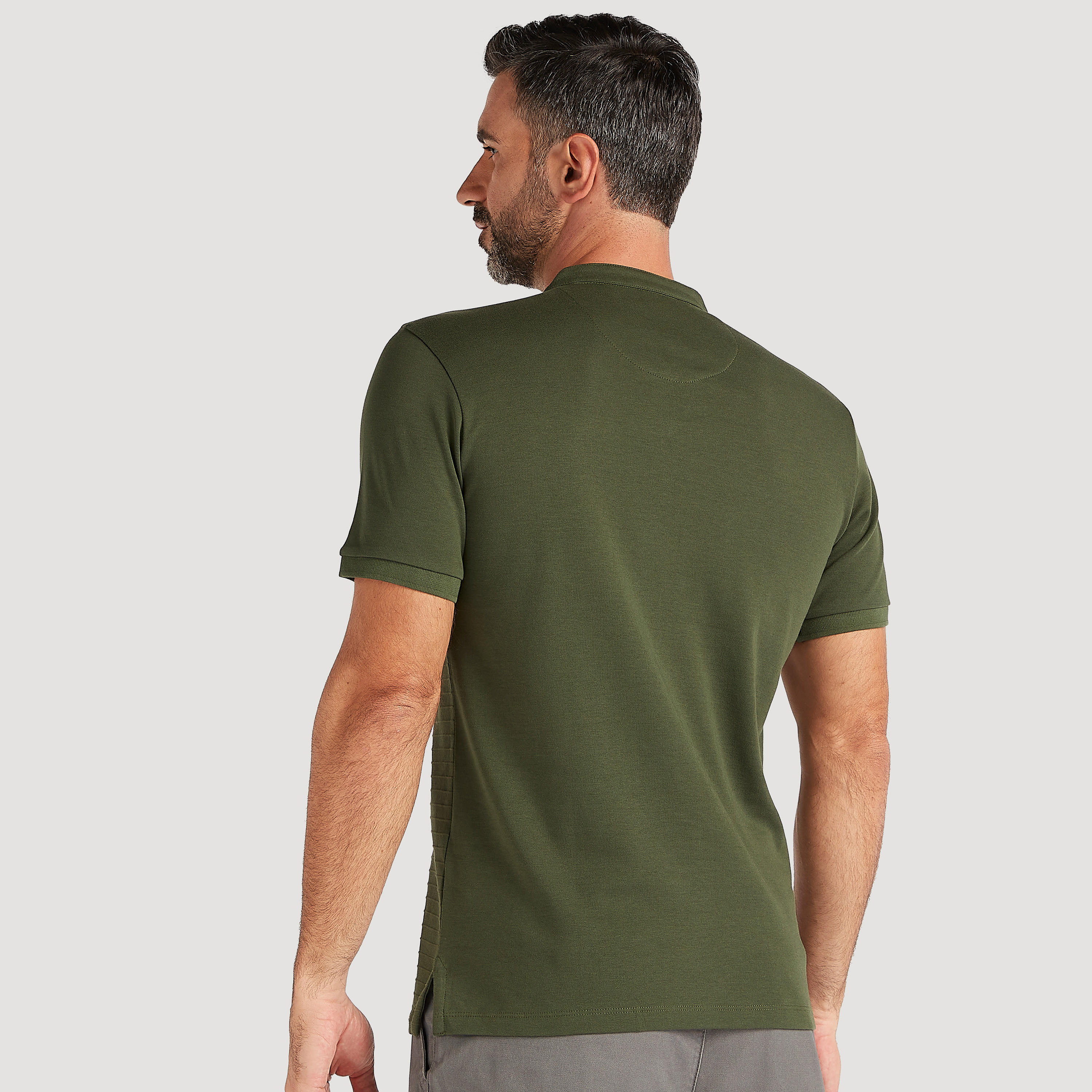 تيشيرت بارز الملمس بياقة هينلي وأكمام قصيرة-men-clothing-tshirtsandpolos-tshirts-image-4