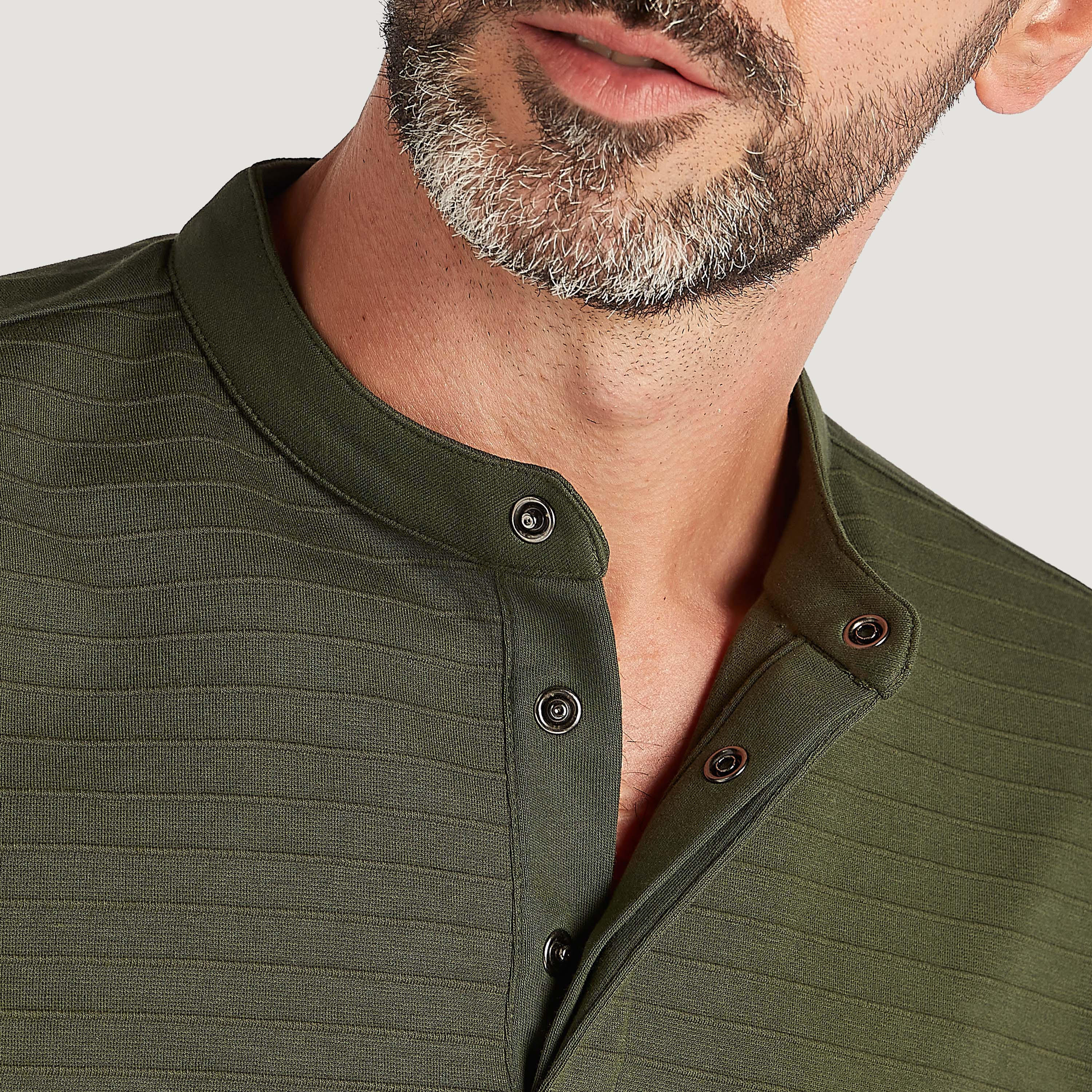 تيشيرت بارز الملمس بياقة هينلي وأكمام قصيرة-men-clothing-tshirtsandpolos-tshirts-image-5