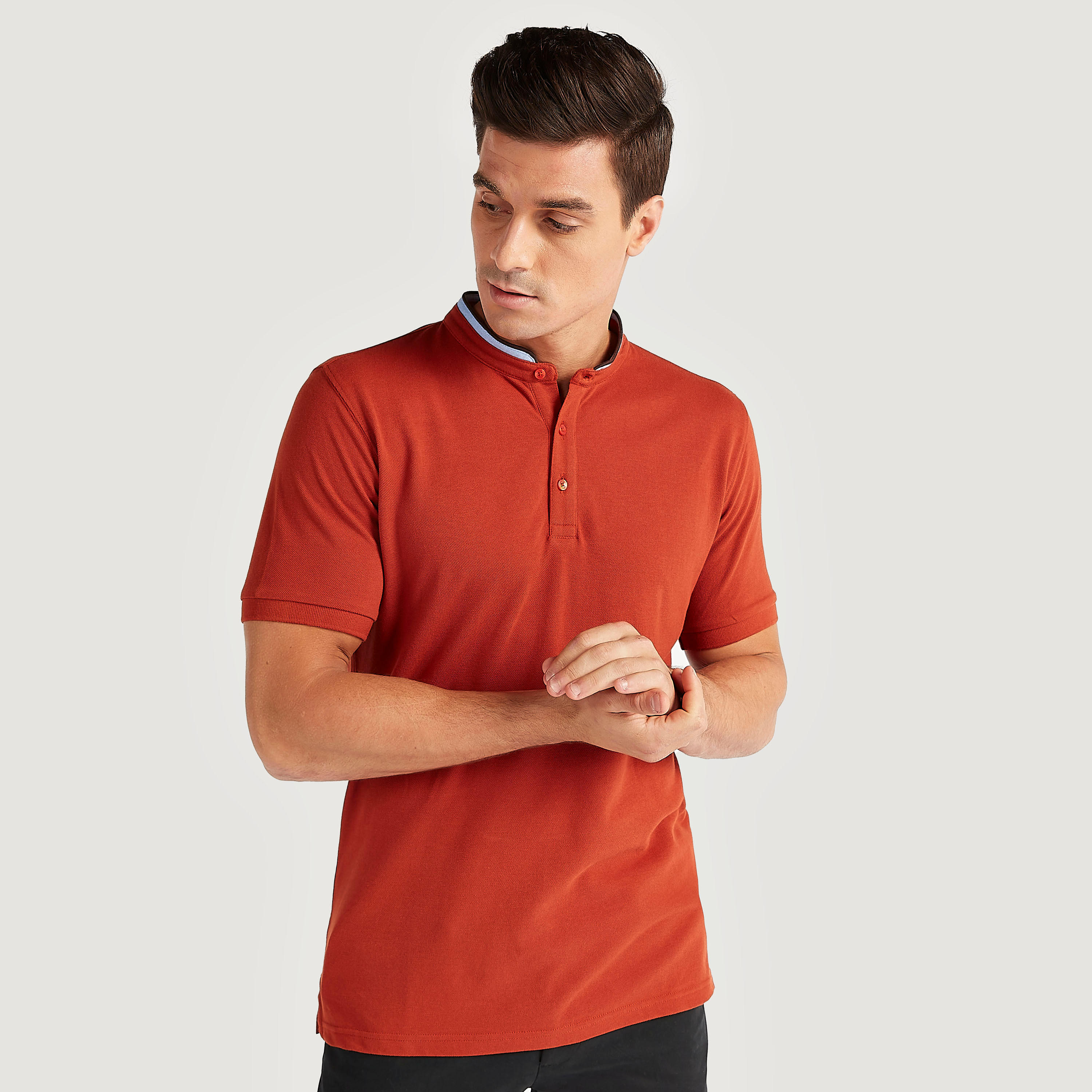 تيشيرت سادة بياقة هينلي وأكمام قصيرة-men-clothing-tshirtsandpolos-polos-image-4