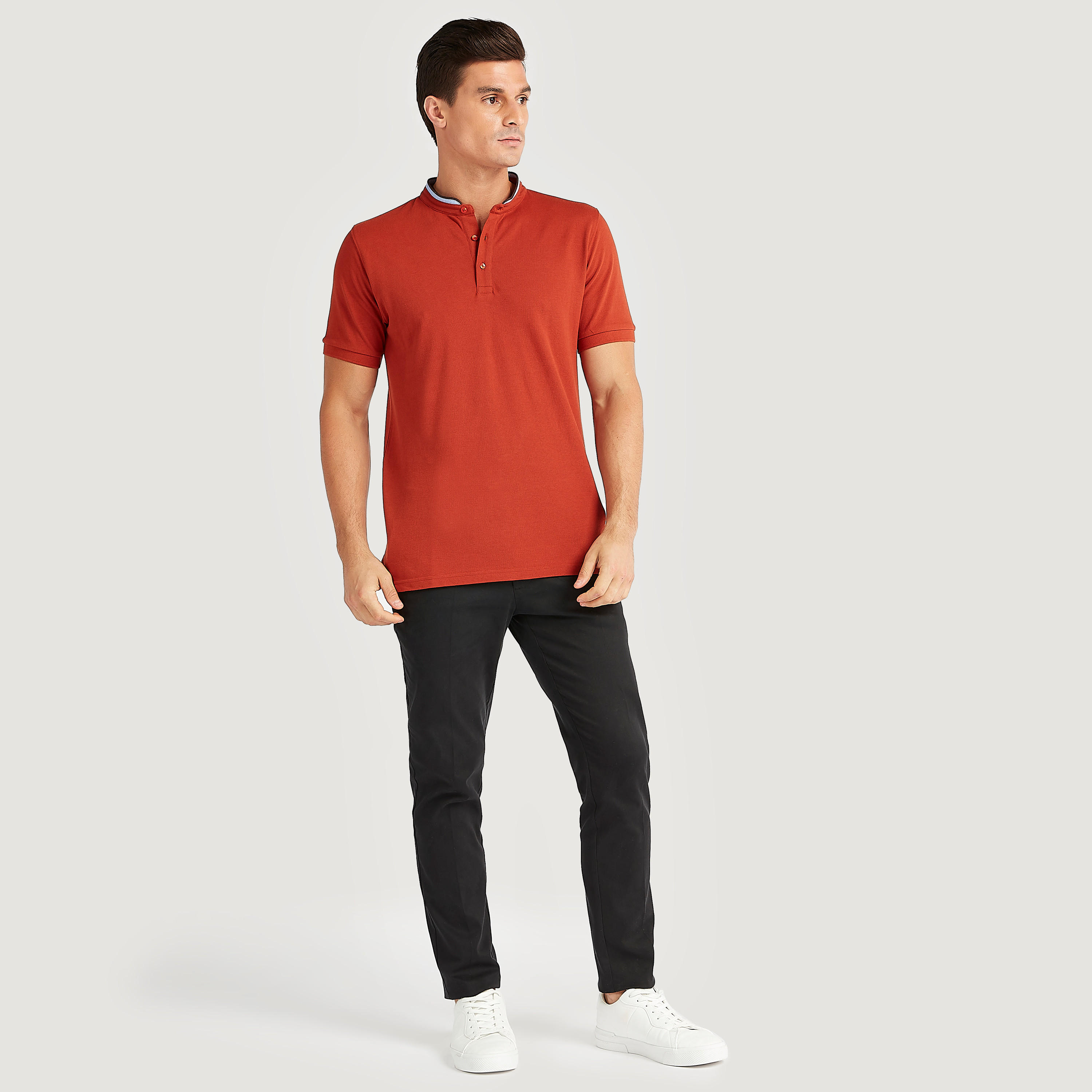 تيشيرت سادة بياقة هينلي وأكمام قصيرة-men-clothing-tshirtsandpolos-polos-image-3