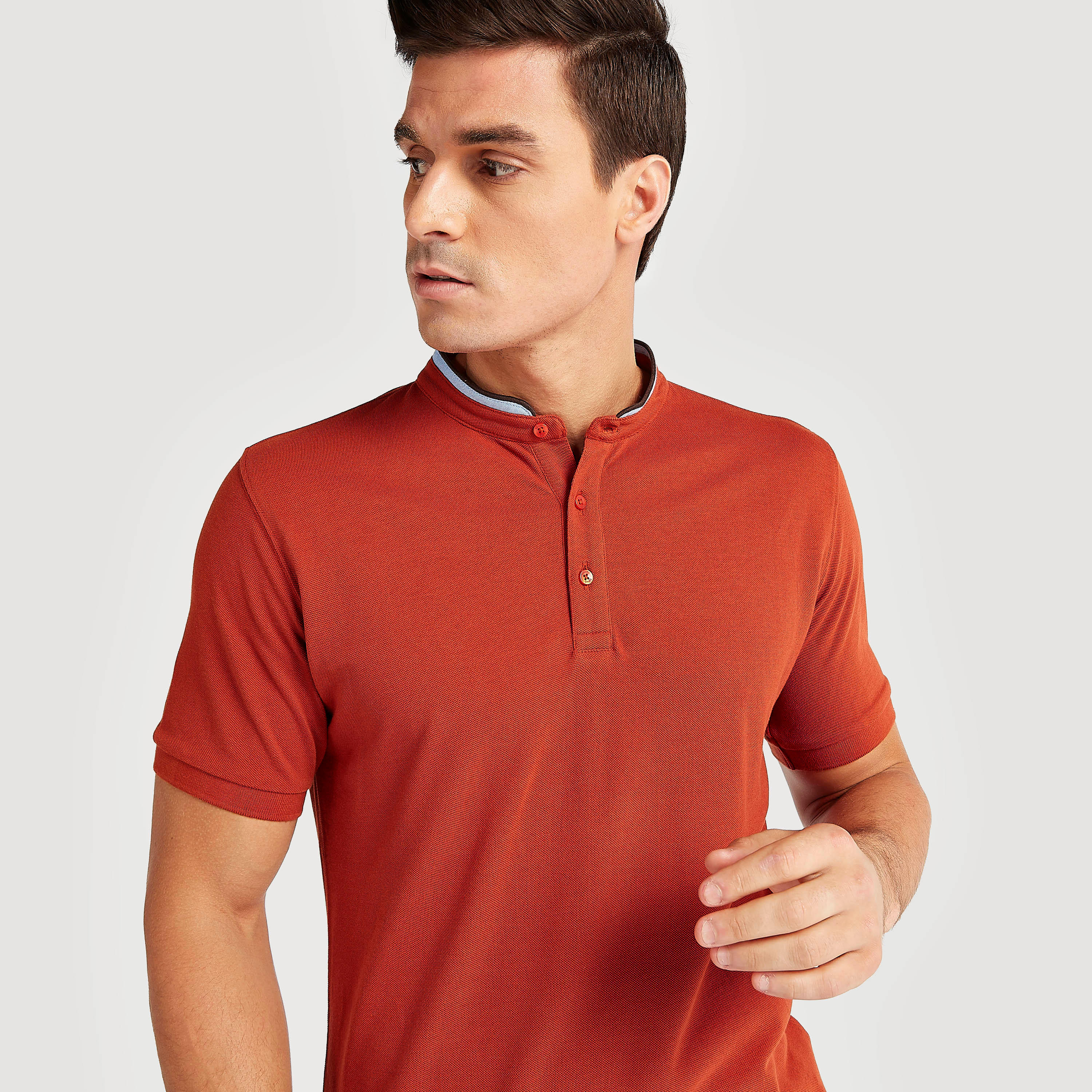 تيشيرت سادة بياقة هينلي وأكمام قصيرة-men-clothing-tshirtsandpolos-polos-image-2
