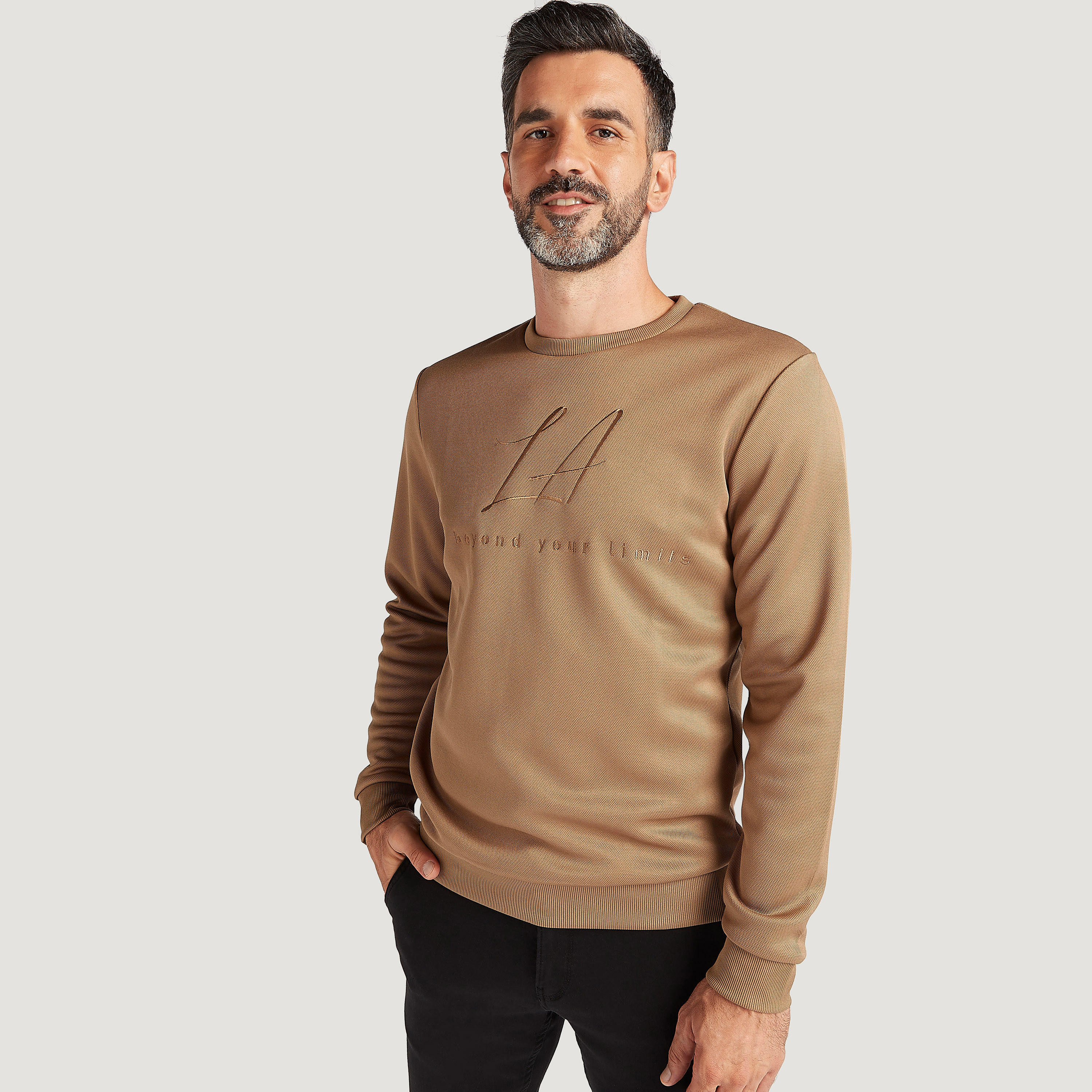 سويت شيرت مطرّز بياقة ضيّقة وأكمام طويلة-men-winterwear-hoodiesandsweatshirts-image-1