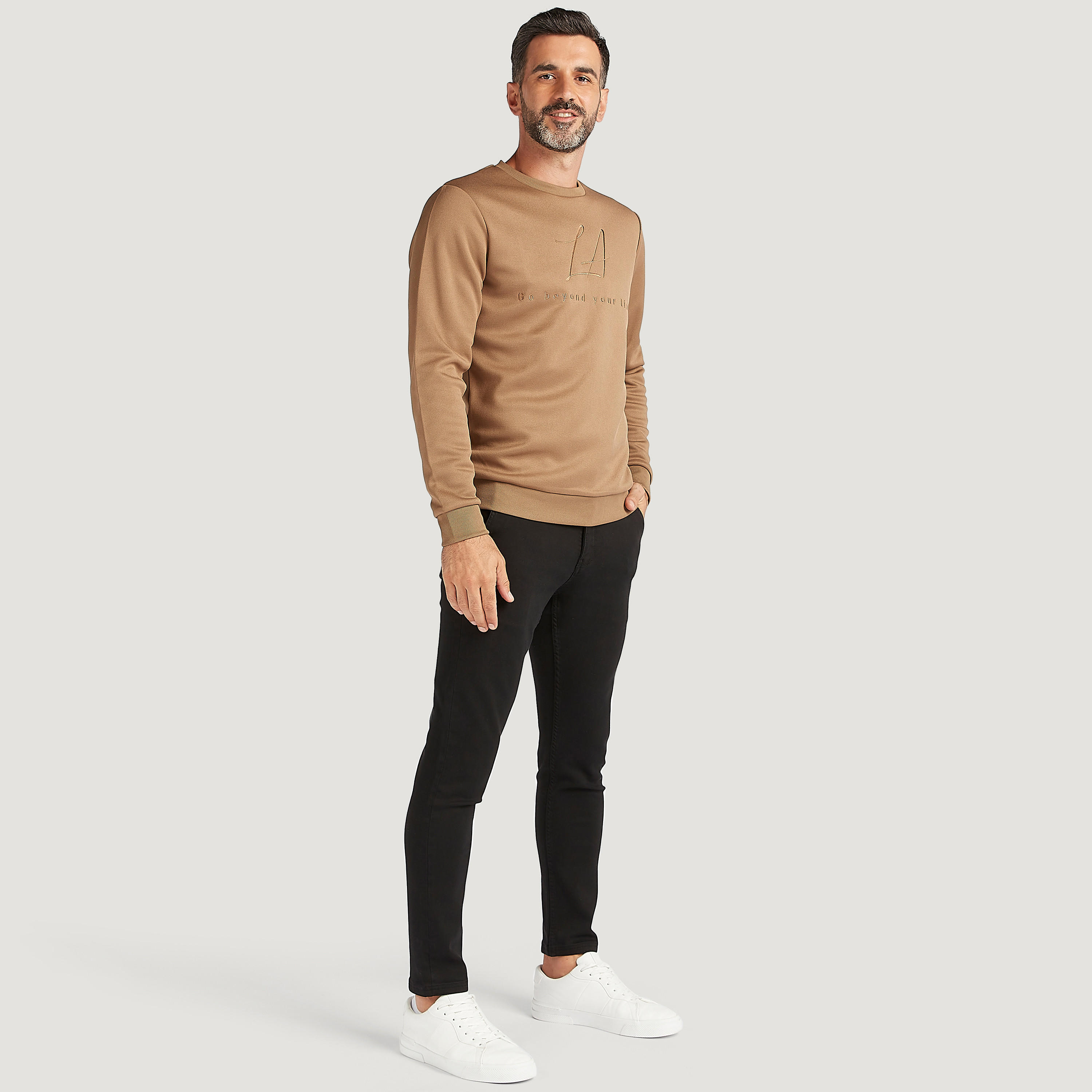 سويت شيرت مطرّز بياقة ضيّقة وأكمام طويلة-men-winterwear-hoodiesandsweatshirts-image-2