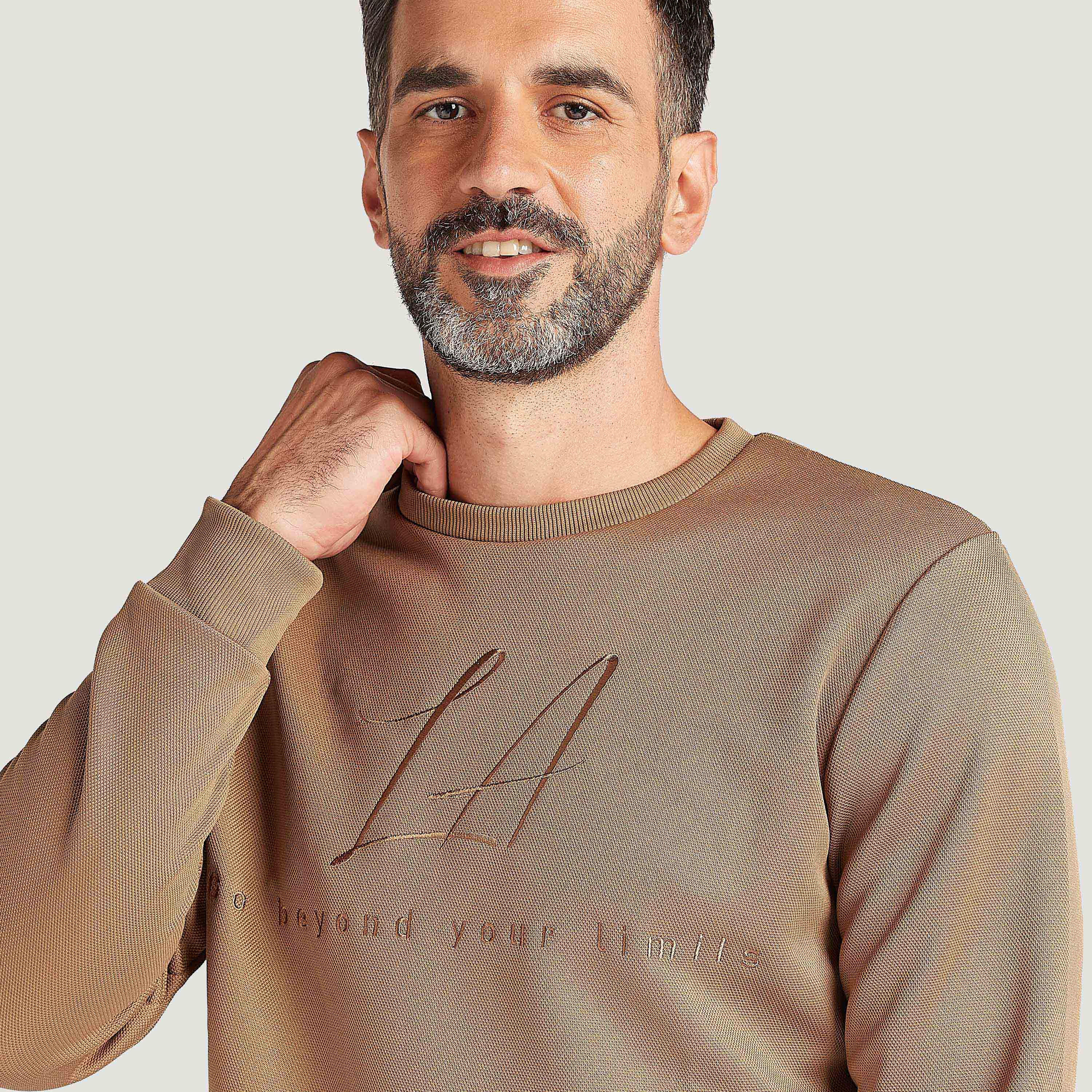 سويت شيرت مطرّز بياقة ضيّقة وأكمام طويلة-men-winterwear-hoodiesandsweatshirts-image-3