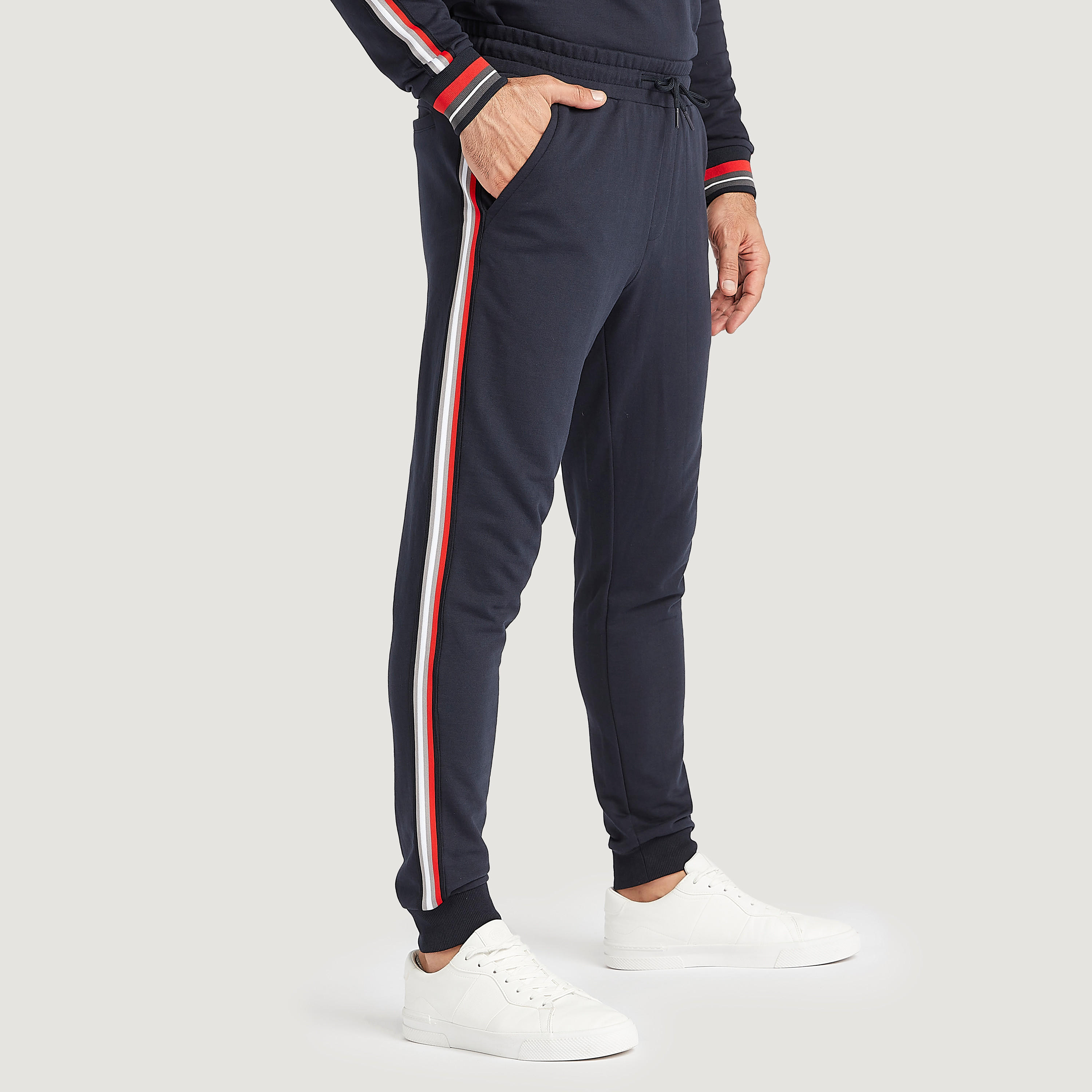 بنطلون بخصر متوسّط الارتفاع مع تفاصيل مخطّطة مع رباط إغلاق مع جيوب-men-clothing-bottoms-joggers-image-1
