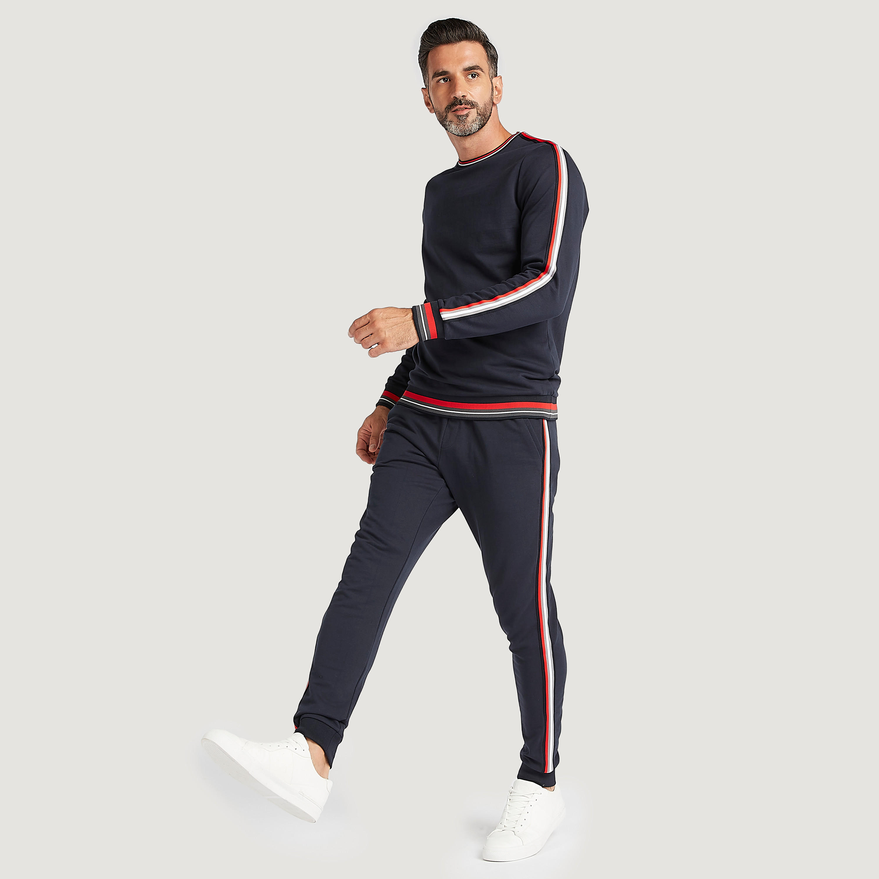 بنطلون بخصر متوسّط الارتفاع مع تفاصيل مخطّطة مع رباط إغلاق مع جيوب-men-clothing-bottoms-joggers-image-2