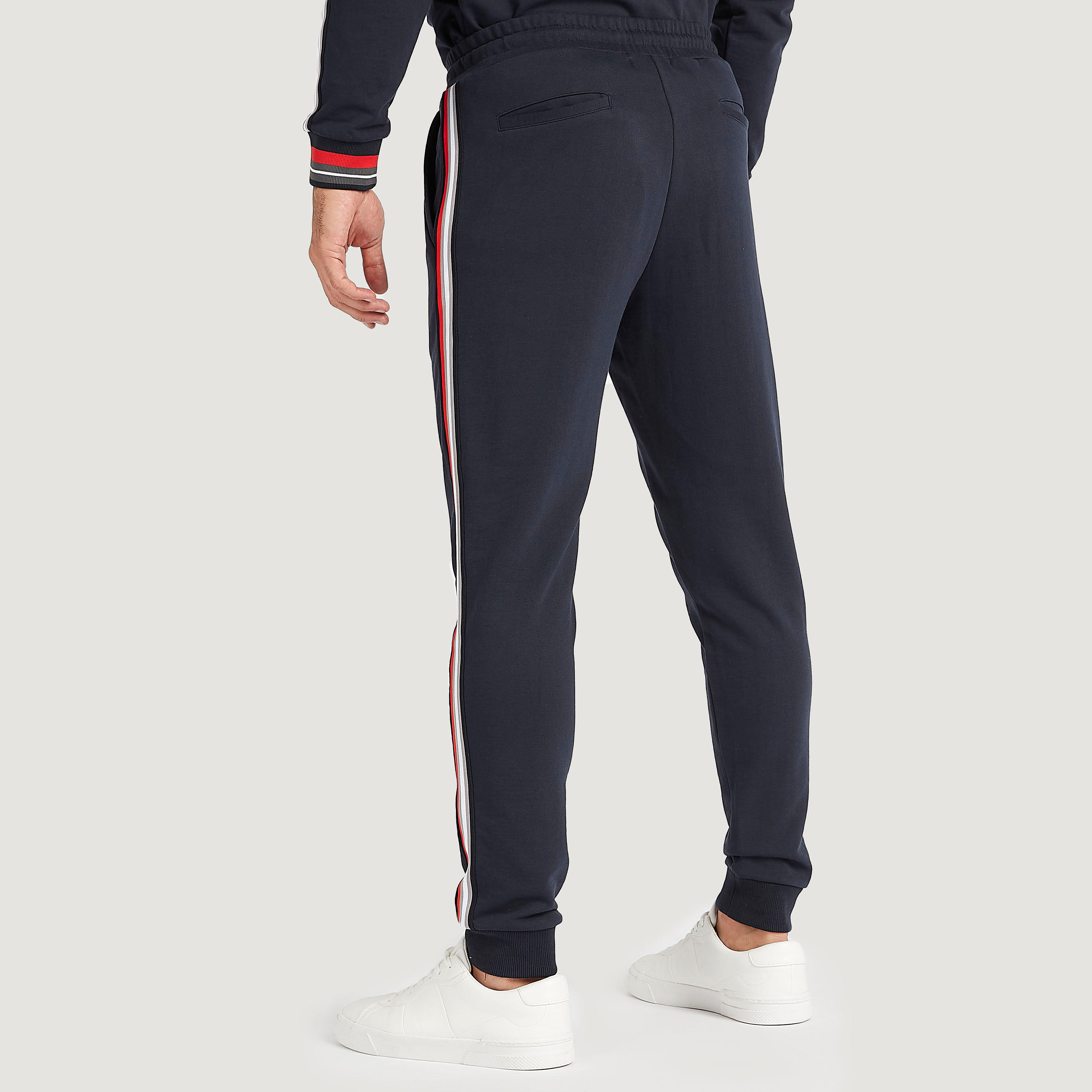 بنطلون بخصر متوسّط الارتفاع مع تفاصيل مخطّطة مع رباط إغلاق مع جيوب-men-clothing-bottoms-joggers-image-4