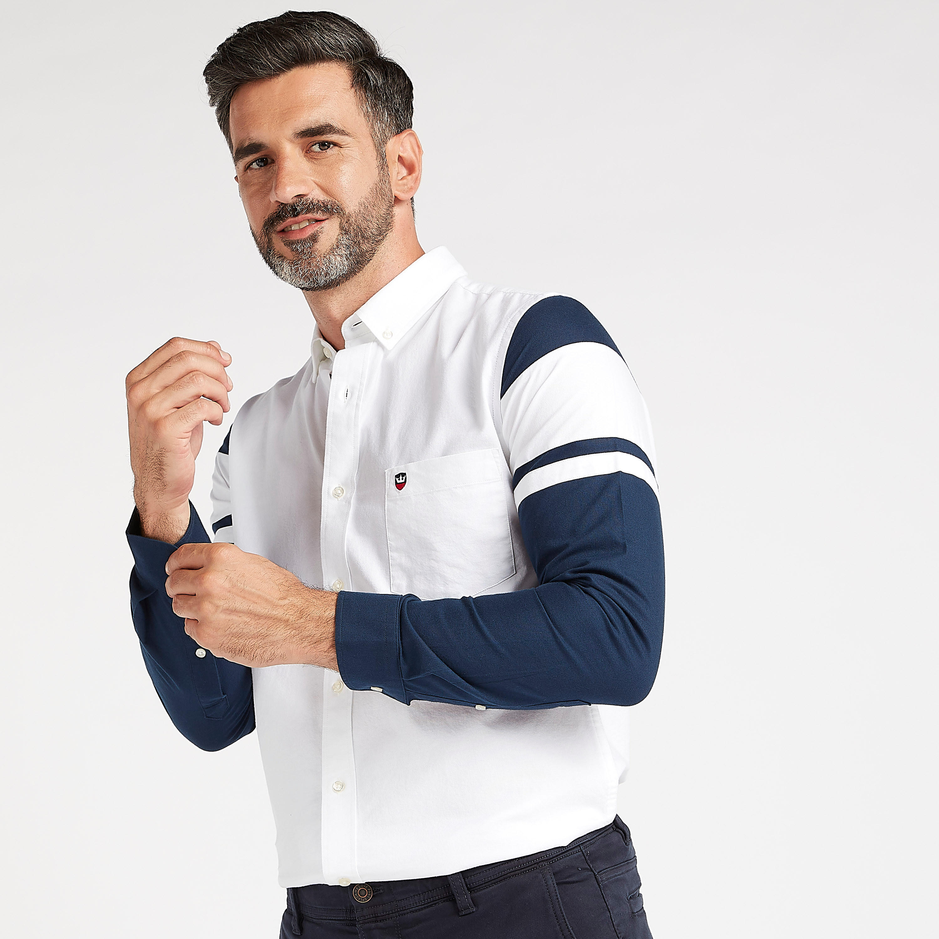 قميص بتصاميم مغايرة وأكمام طويلة وجيب على الصدر-men-clothing-shirts-image-1