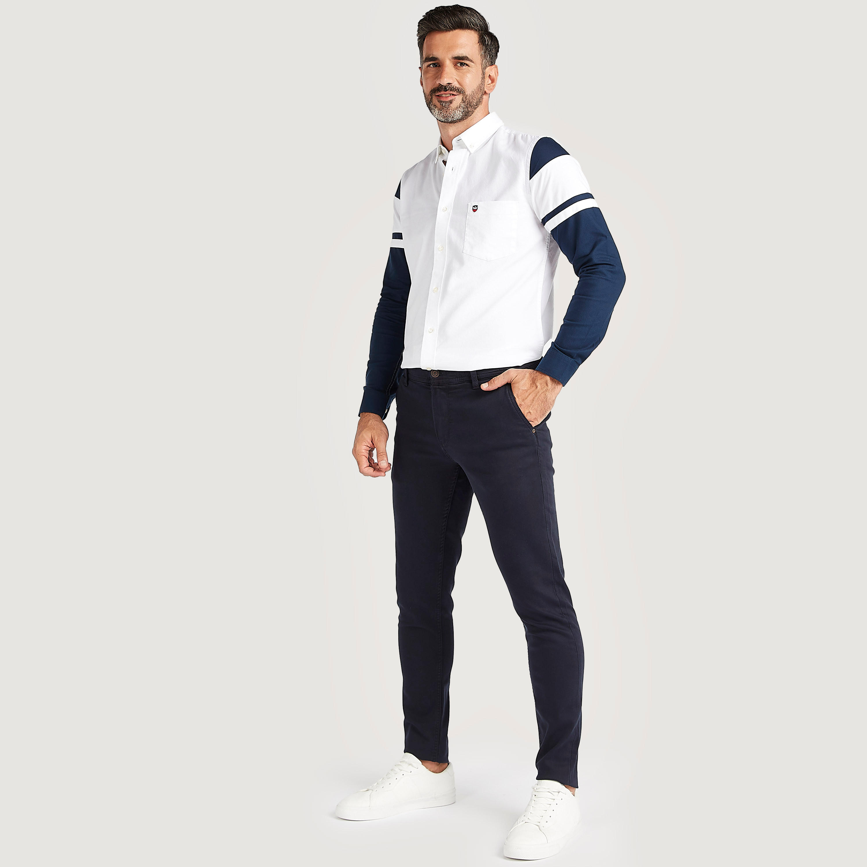 قميص بتصاميم مغايرة وأكمام طويلة وجيب على الصدر-men-clothing-shirts-image-2