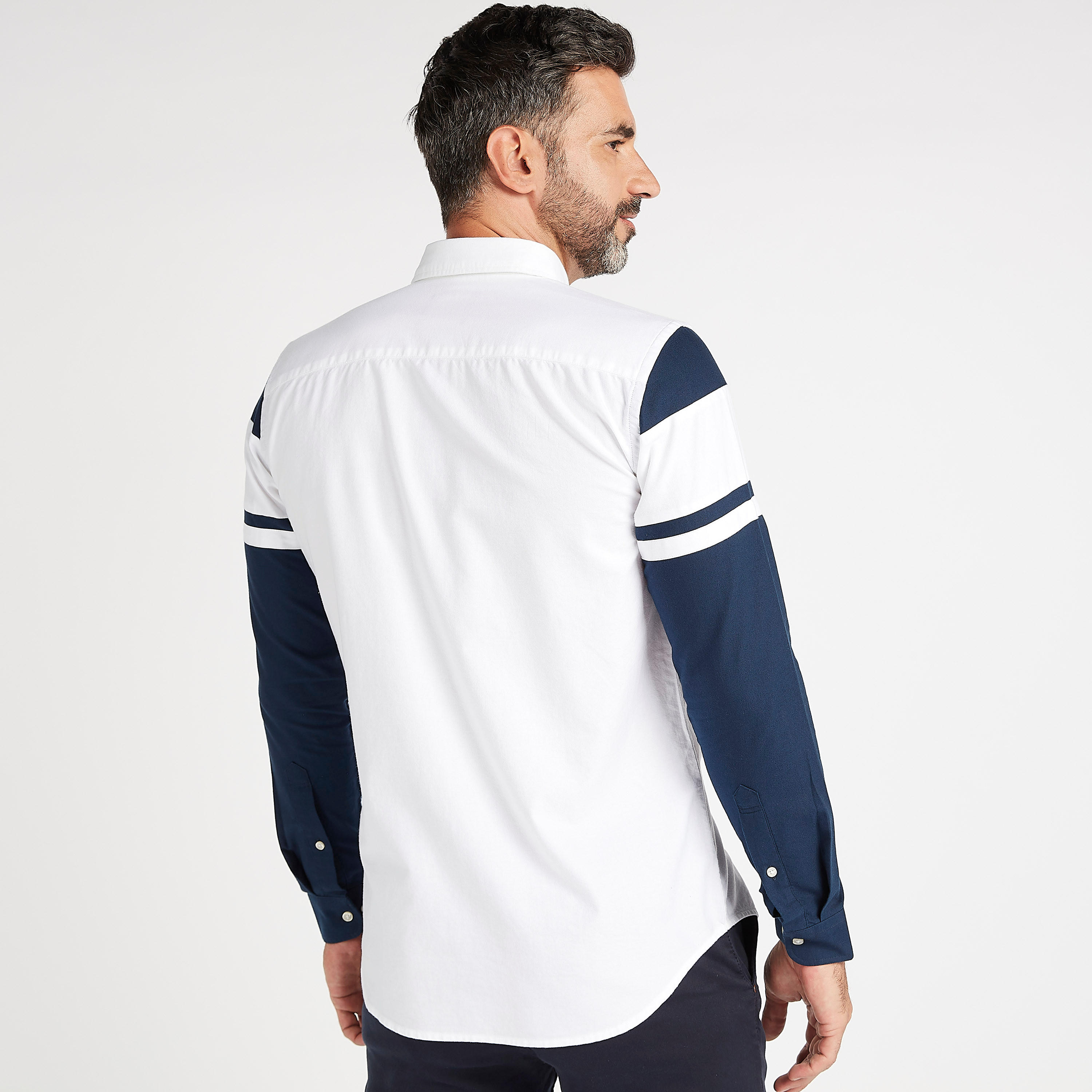قميص بتصاميم مغايرة وأكمام طويلة وجيب على الصدر-men-clothing-shirts-image-4