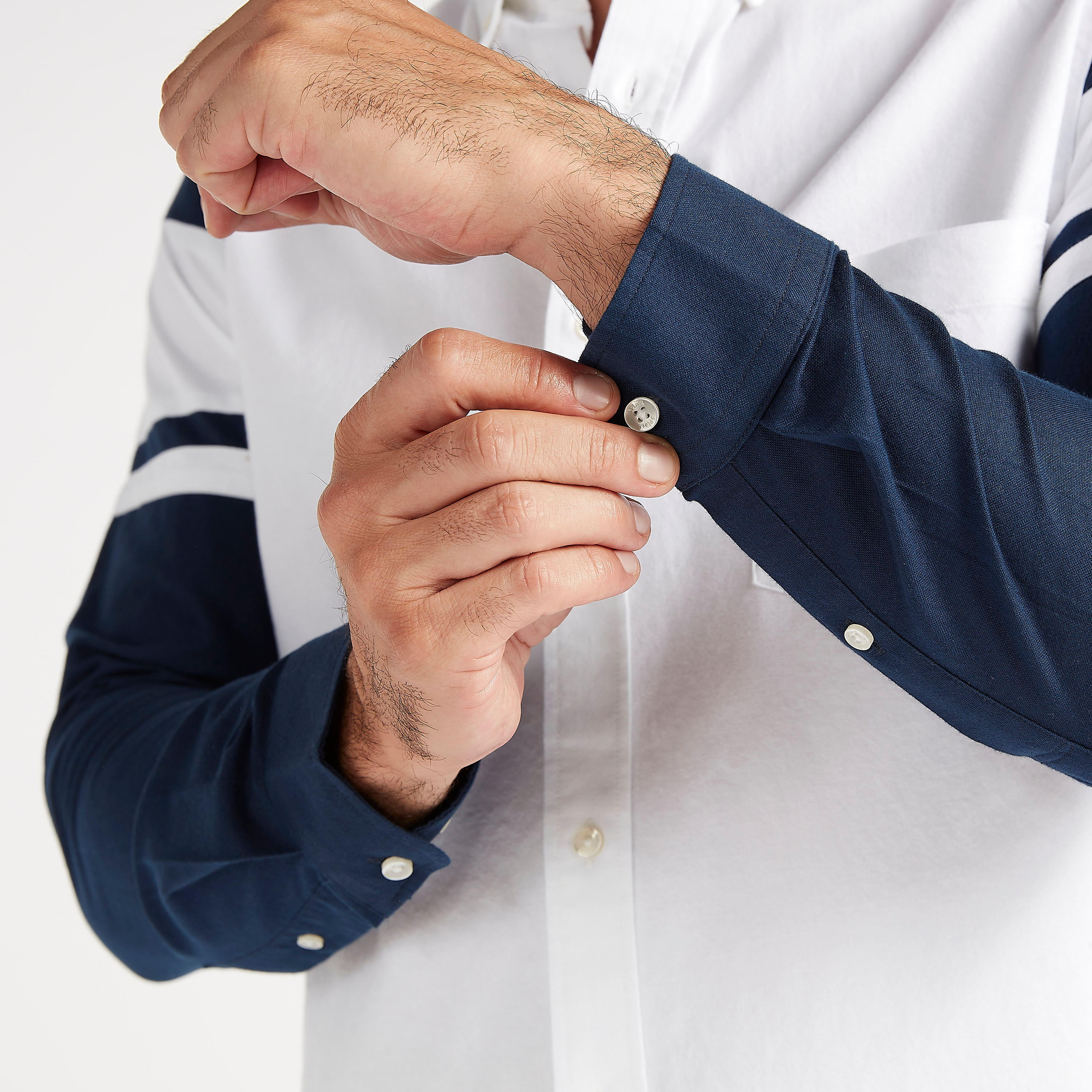 قميص بتصاميم مغايرة وأكمام طويلة وجيب على الصدر-men-clothing-shirts-image-5