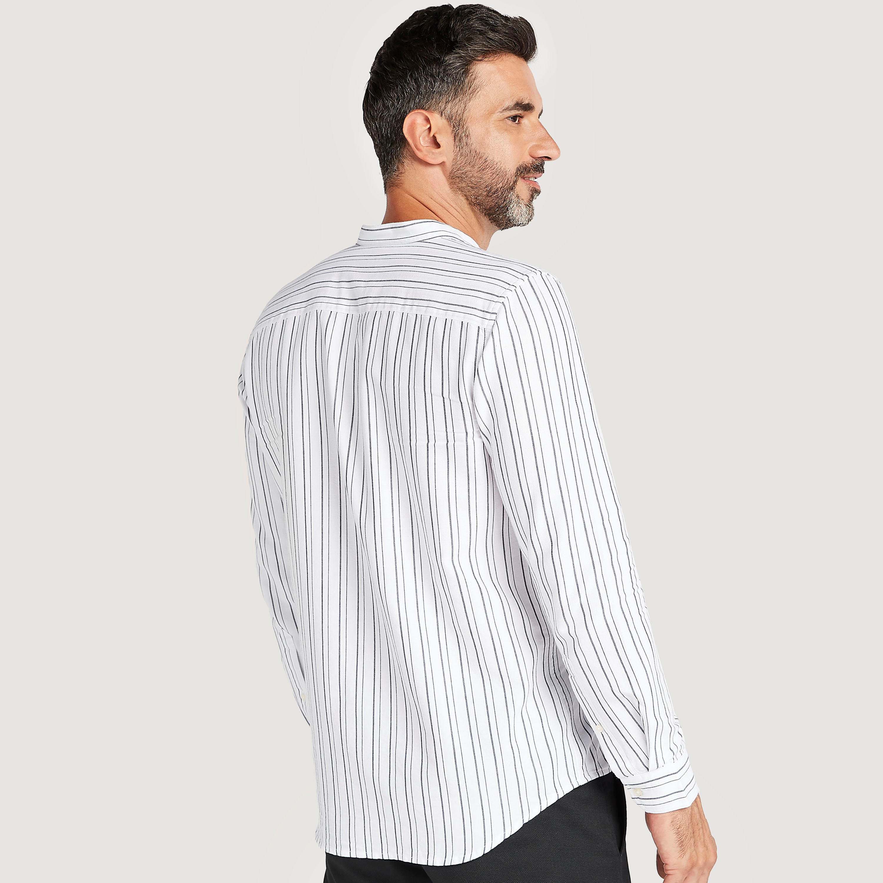قميص مخطّط بأكمام طويلة وياقة ماندارين-men-clothing-shirts-image-4