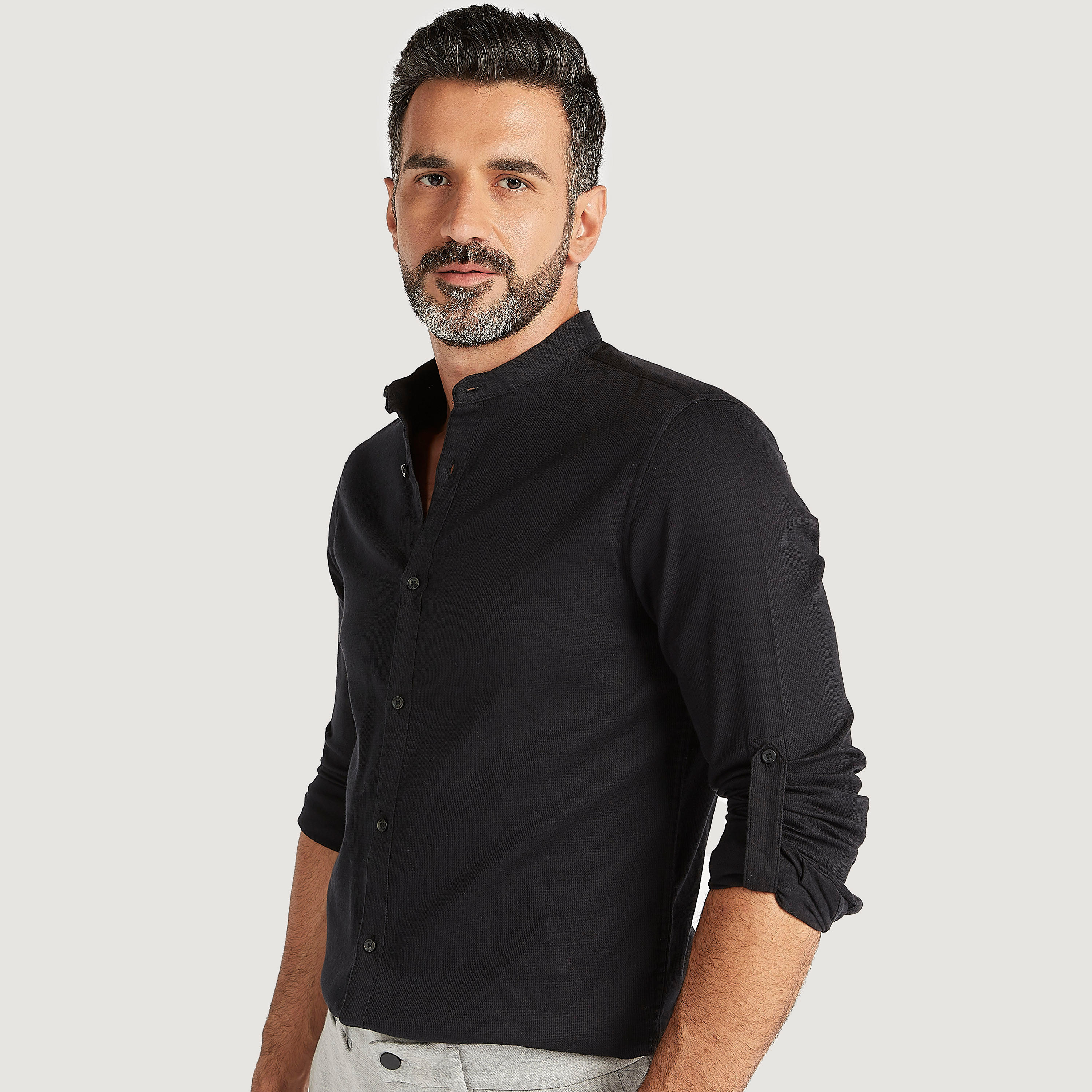 قميص بارز الملمس بياقة ماندارين وأكمام طويلة-men-clothing-shirts-image-1