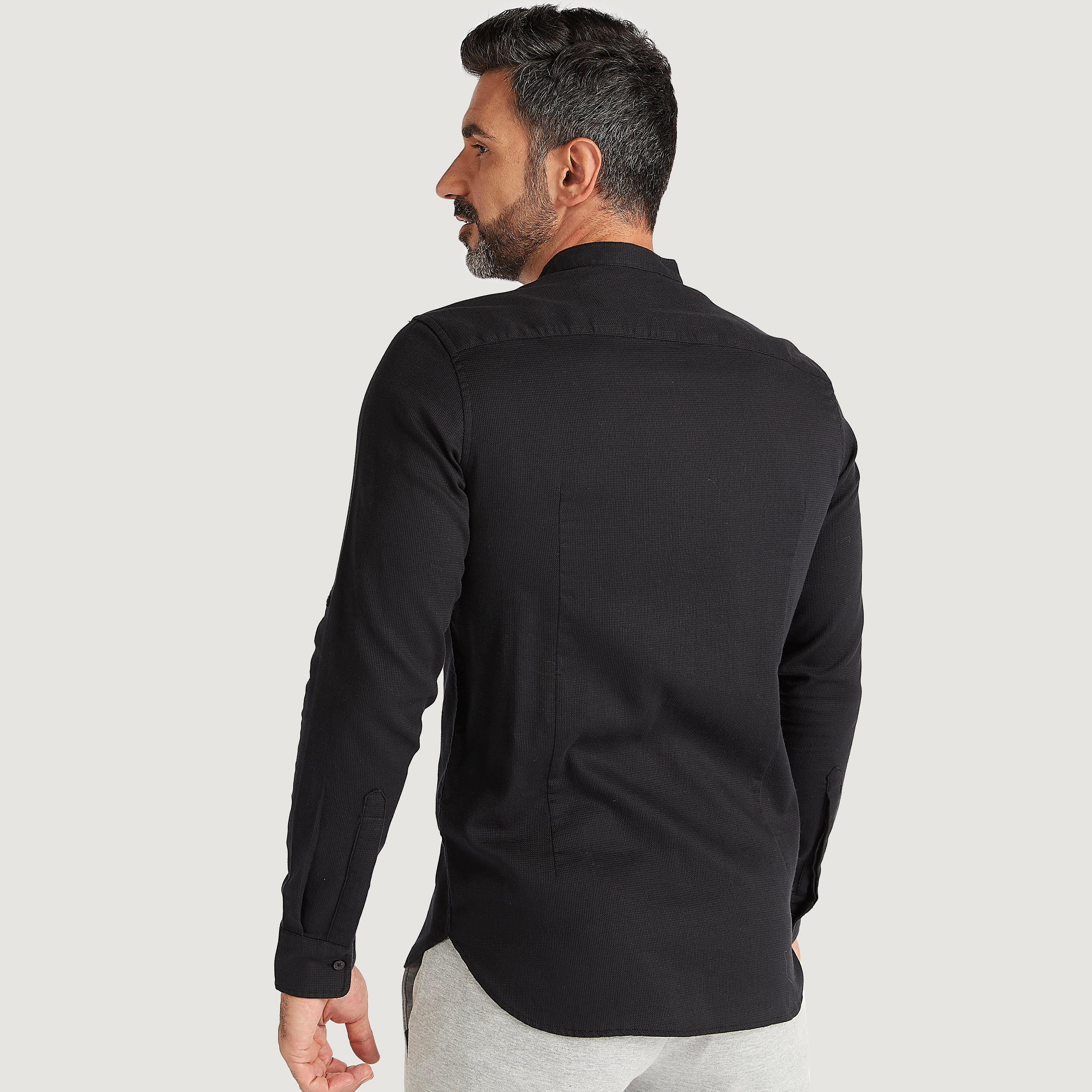 قميص بارز الملمس بياقة ماندارين وأكمام طويلة-men-clothing-shirts-image-4