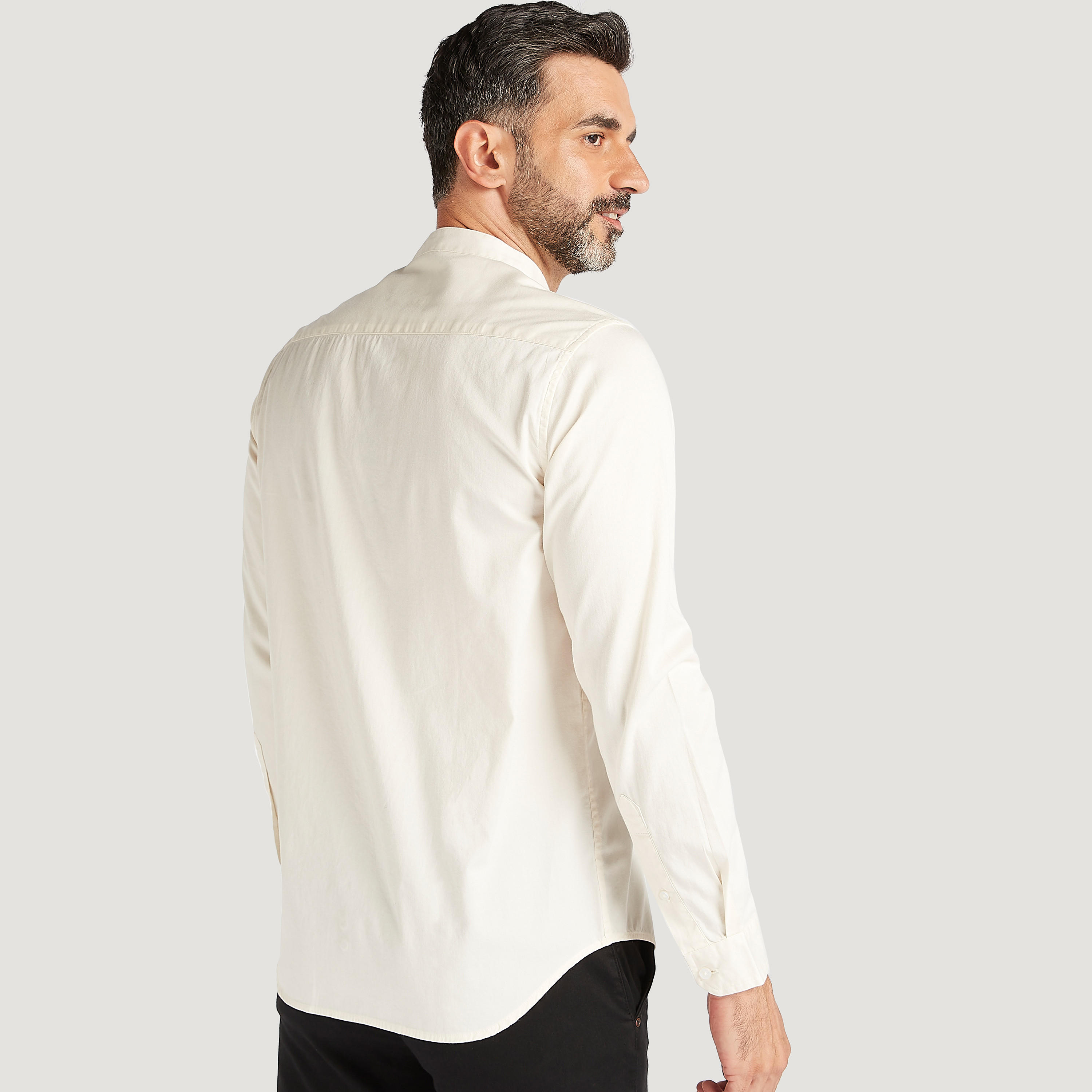 قميص بارز الملمس بياقة ماندارين وأكمام طويلة وجيوب-men-clothing-shirts-image-4