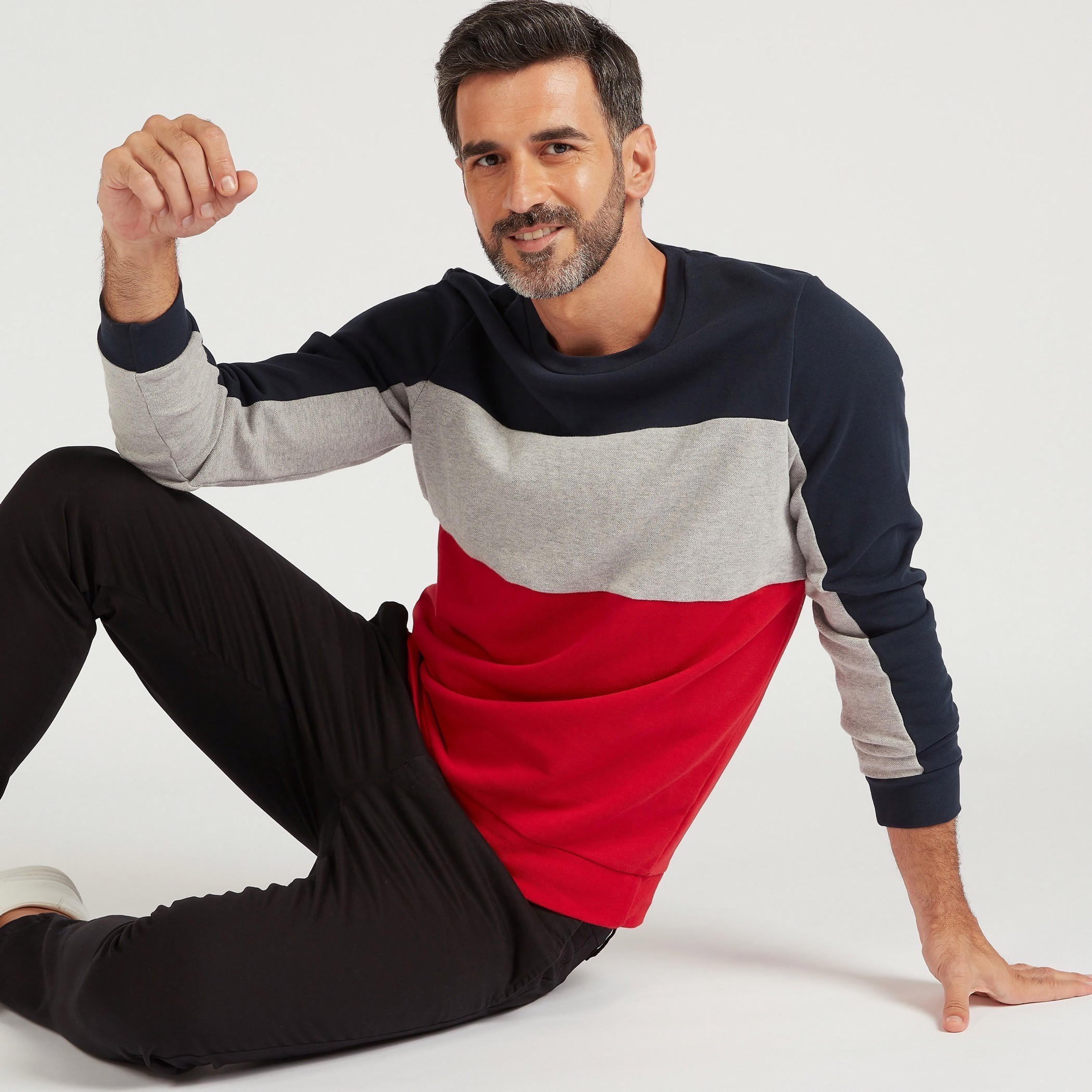 سويت شيرت بتصاميم مغايرة وأكمام طويلة وياقة ضيّقة-men-winterwear-hoodiesandsweatshirts-image-1