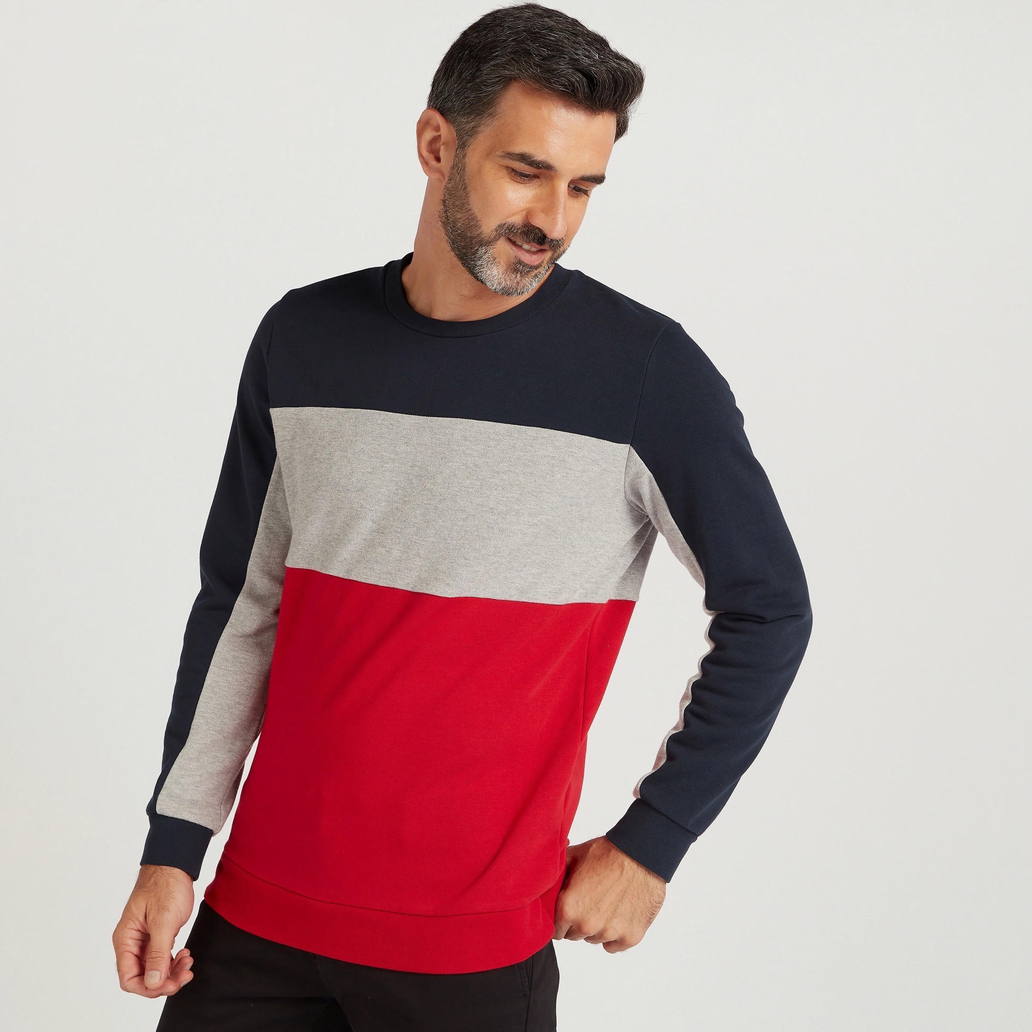 سويت شيرت بتصاميم مغايرة وأكمام طويلة وياقة ضيّقة-men-winterwear-hoodiesandsweatshirts-image-2