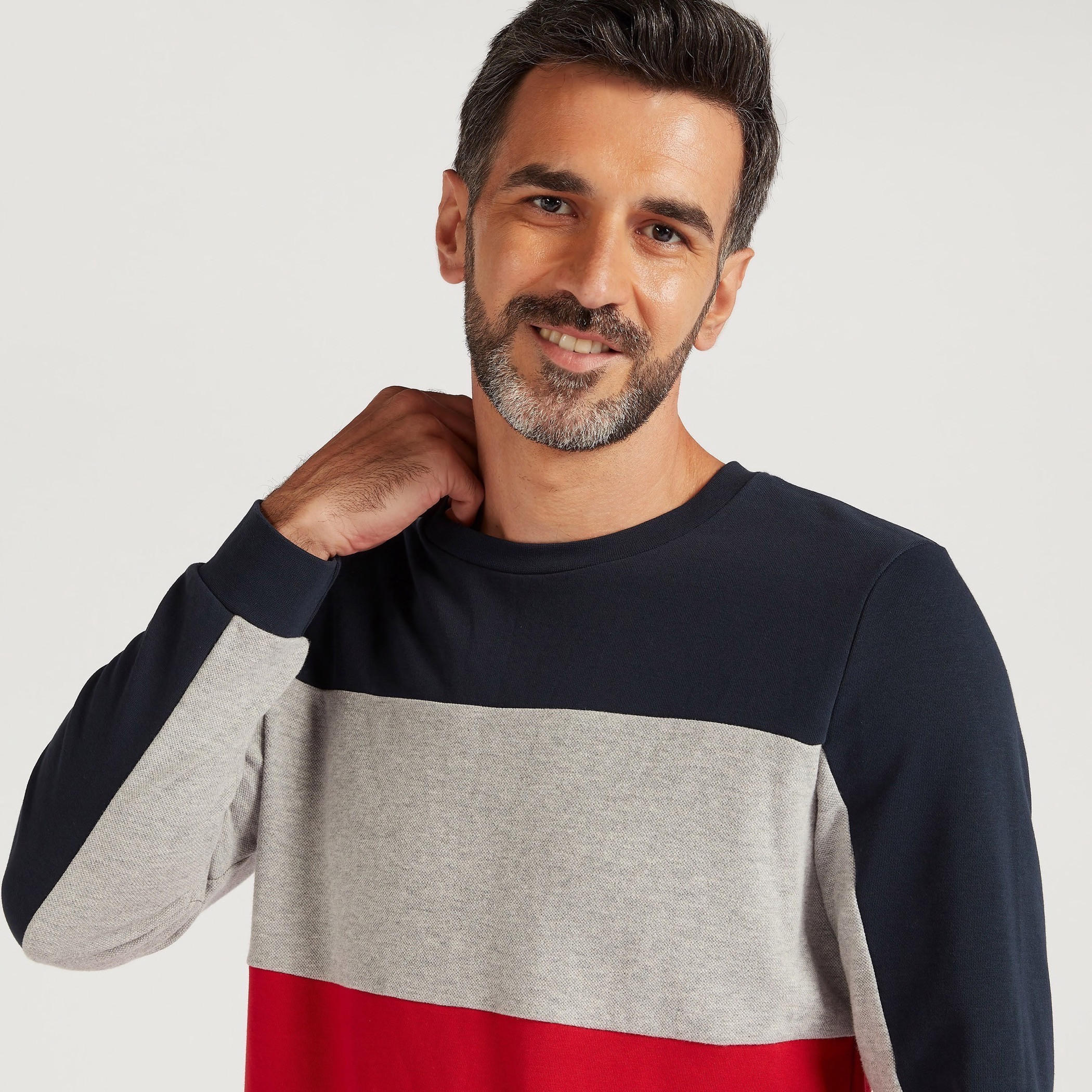 سويت شيرت بتصاميم مغايرة وأكمام طويلة وياقة ضيّقة-men-winterwear-hoodiesandsweatshirts-image-3