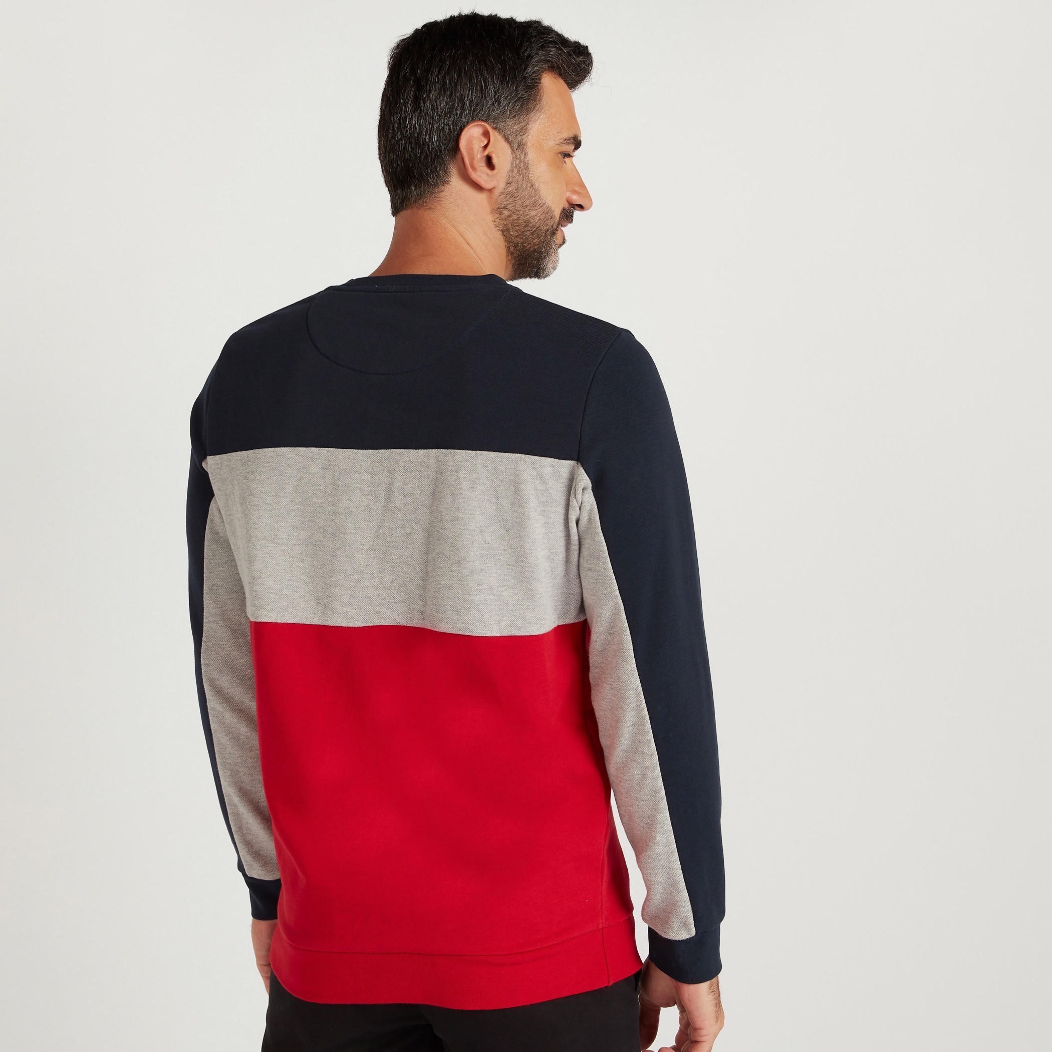 سويت شيرت بتصاميم مغايرة وأكمام طويلة وياقة ضيّقة-men-winterwear-hoodiesandsweatshirts-image-4