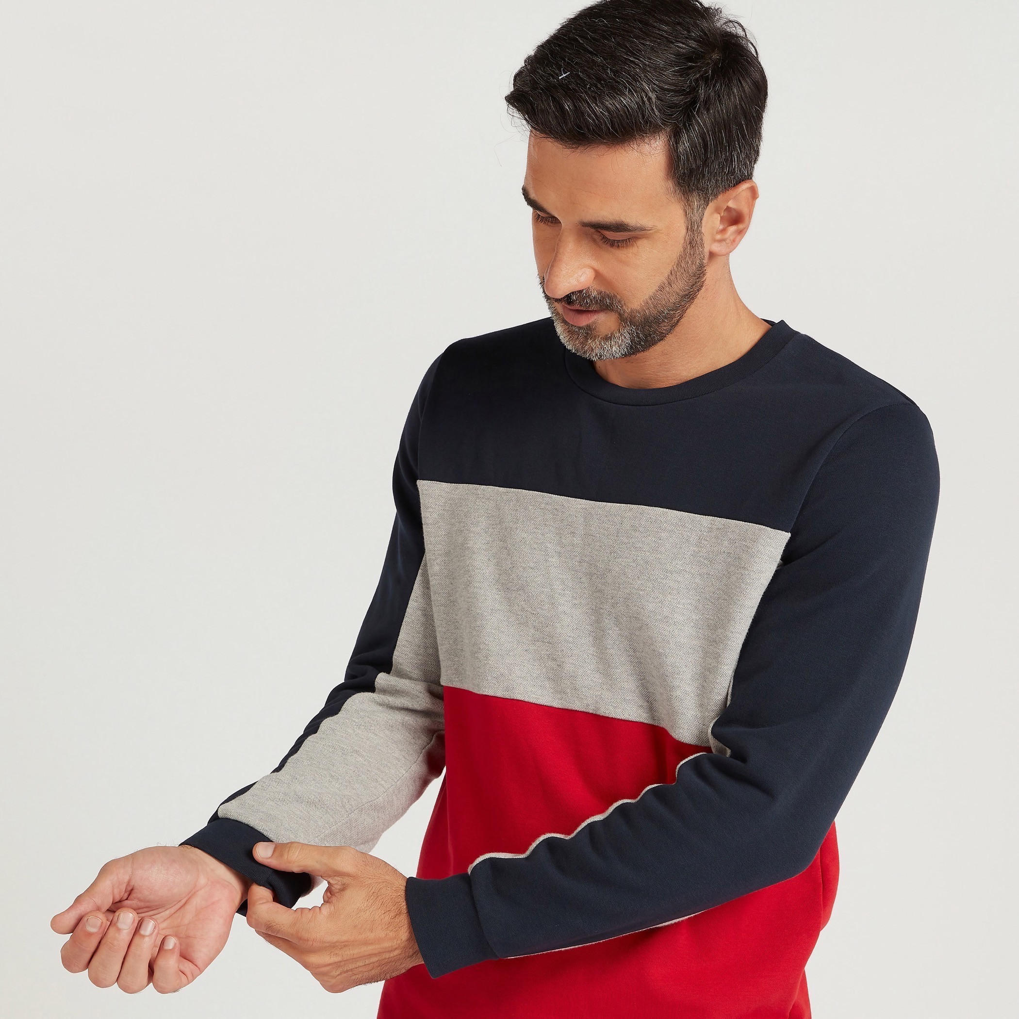 سويت شيرت بتصاميم مغايرة وأكمام طويلة وياقة ضيّقة-men-winterwear-hoodiesandsweatshirts-image-6